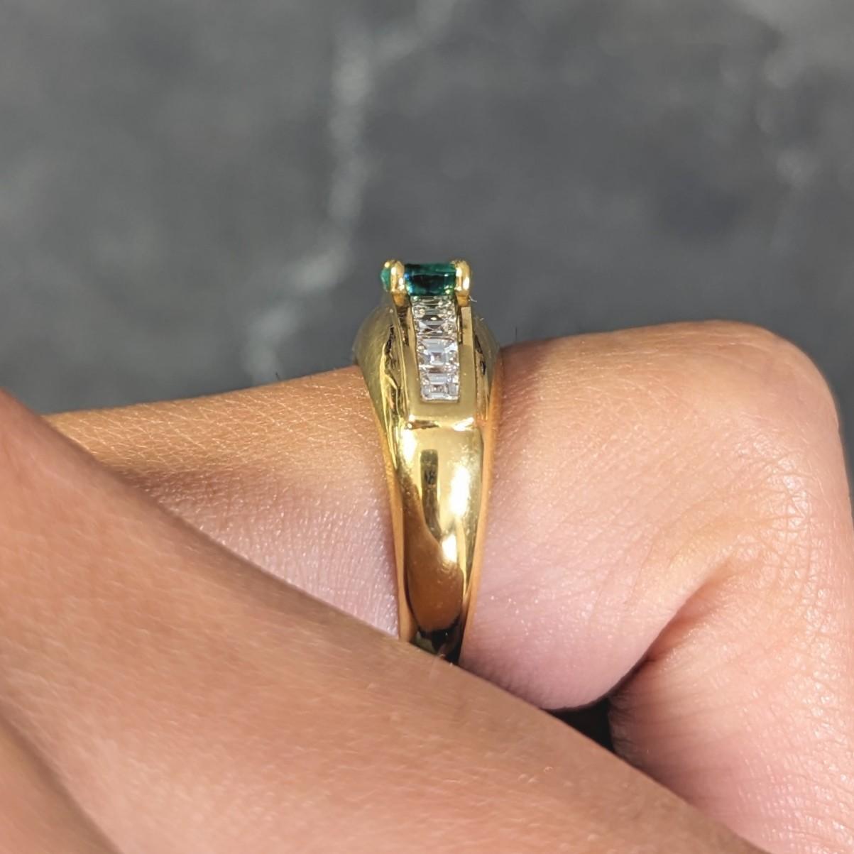 1980's 1.00 CTW Emerald Diamond 18 Karat Yellow Gold Vintage Gemstone Ring For Sale 7