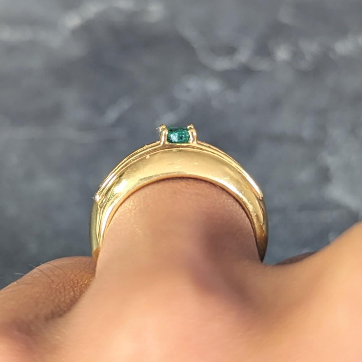 1980's 1.00 CTW Emerald Diamond 18 Karat Yellow Gold Vintage Gemstone Ring For Sale 8