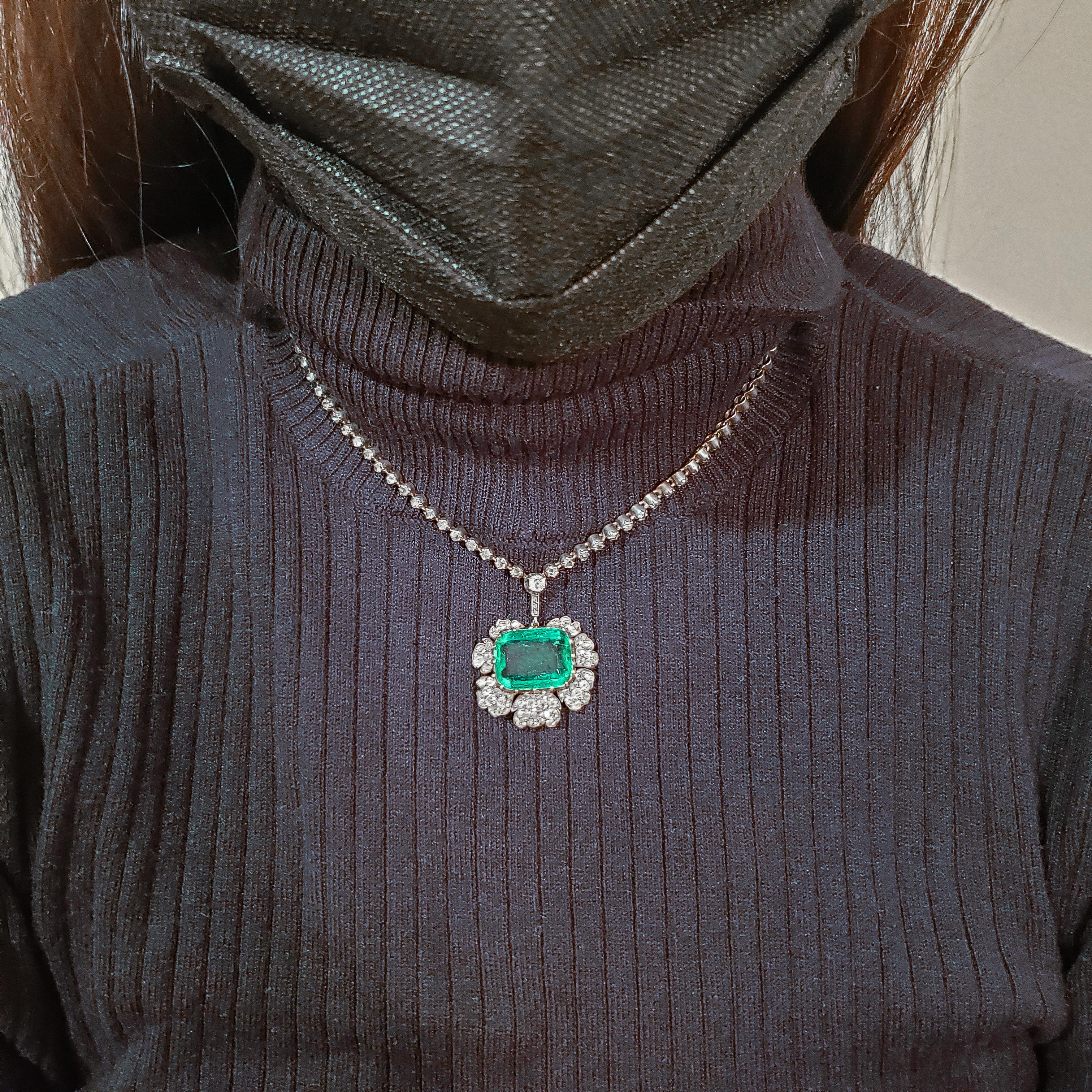 1980s 11.53 Carat Green Emerald and Diamond Floral Motif Necklace In Fair Condition For Sale In New York, NY