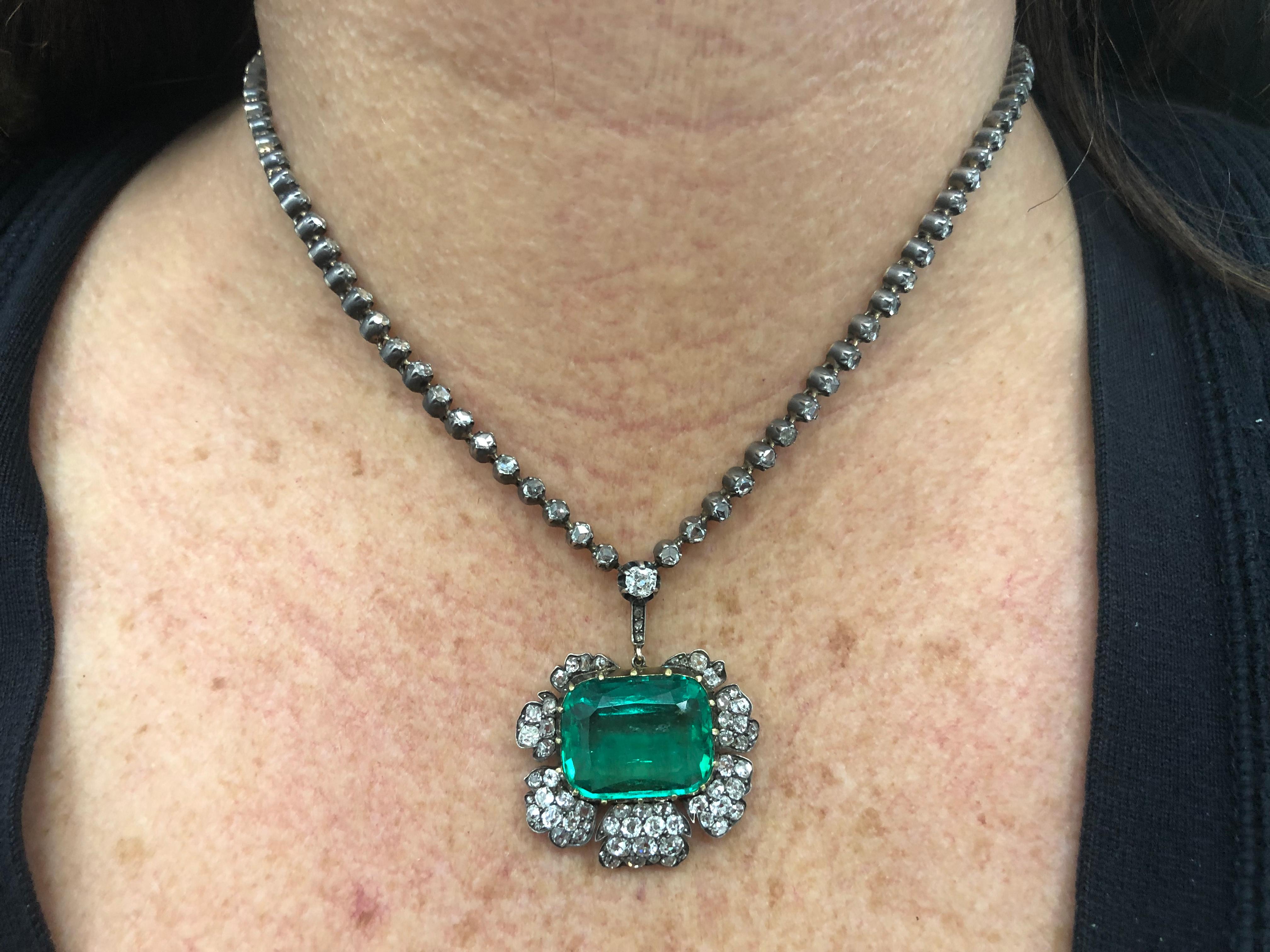 1980s 11.53 Carat Green Emerald and Diamond Floral Motif Necklace For Sale 1