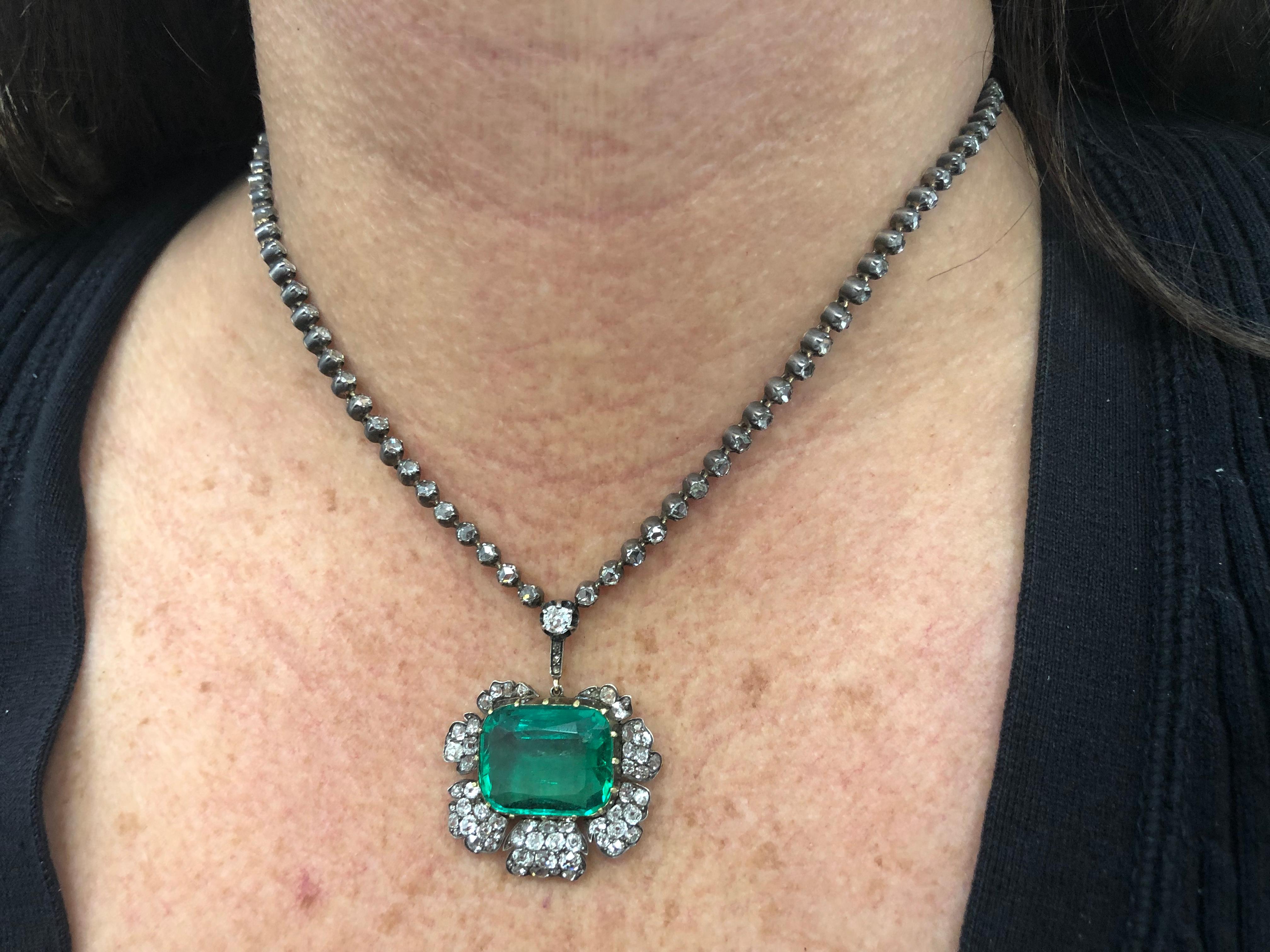 1980s 11.53 Carat Green Emerald and Diamond Floral Motif Necklace For Sale 2