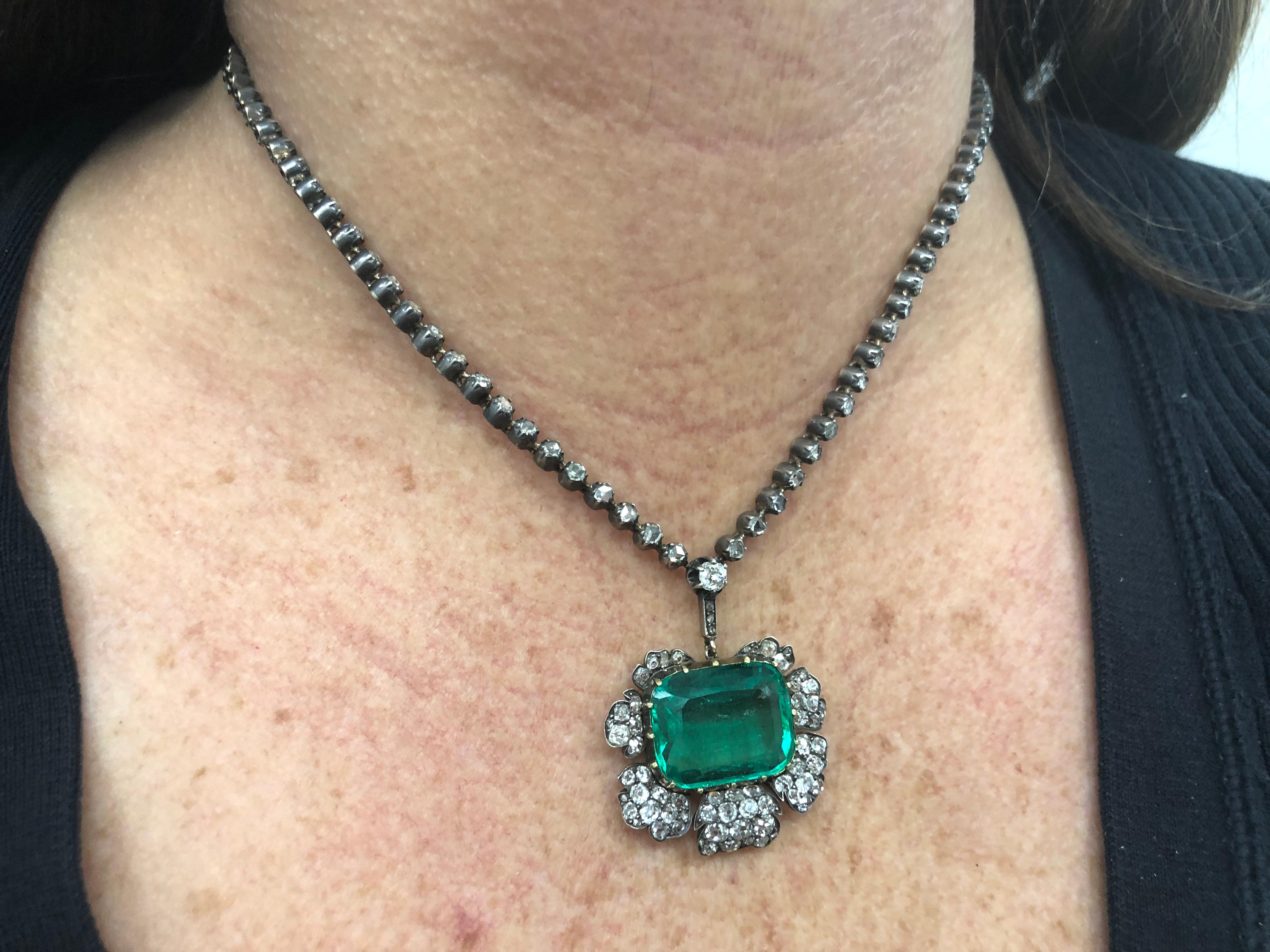 1980s 11.53 Carat Green Emerald and Diamond Floral Motif Necklace For Sale 3