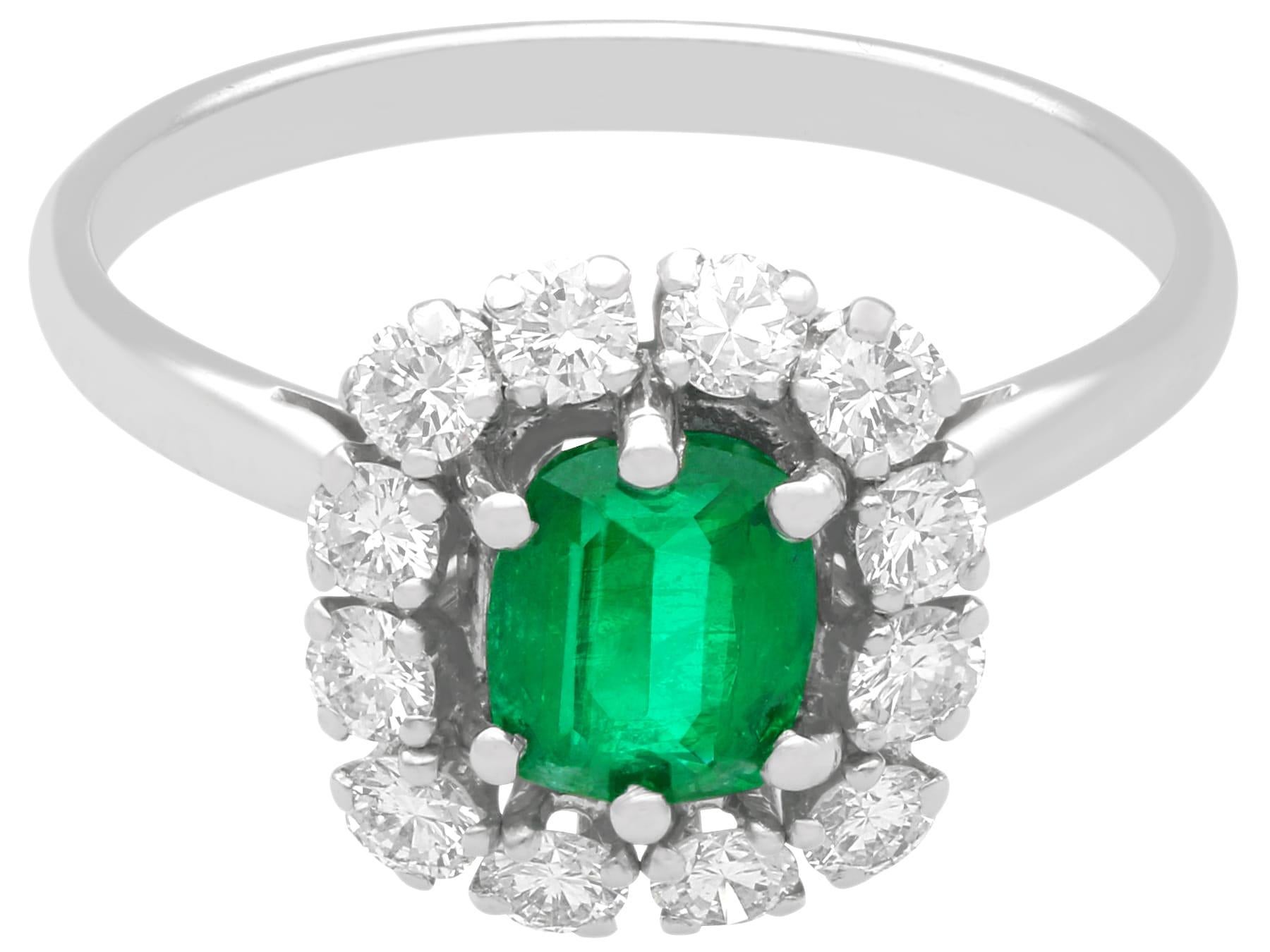 Ein beeindruckender Vintage-Ring mit 1,33 Karat Smaragd und 0,90 Karat Diamant aus 18 Karat Weißgold; eine Ergänzung zu unseren Vintage-Schmuckkollektionen.

Dieser beeindruckende Vintage-Ring mit Smaragd und Diamanten ist aus 18 Karat Weißgold