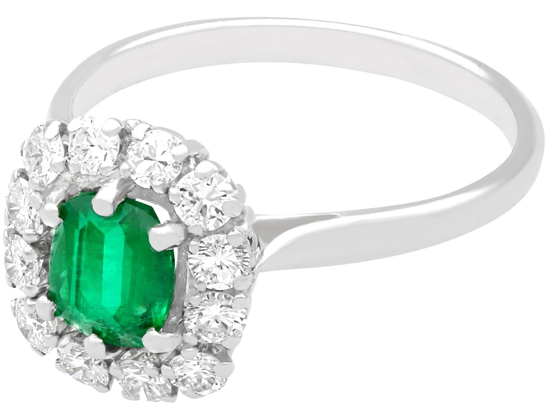 Gold-Cluster-Ring mit 1,33 Karat Smaragd und Diamant, 1980er Jahre (Gemischter Schliff) im Angebot
