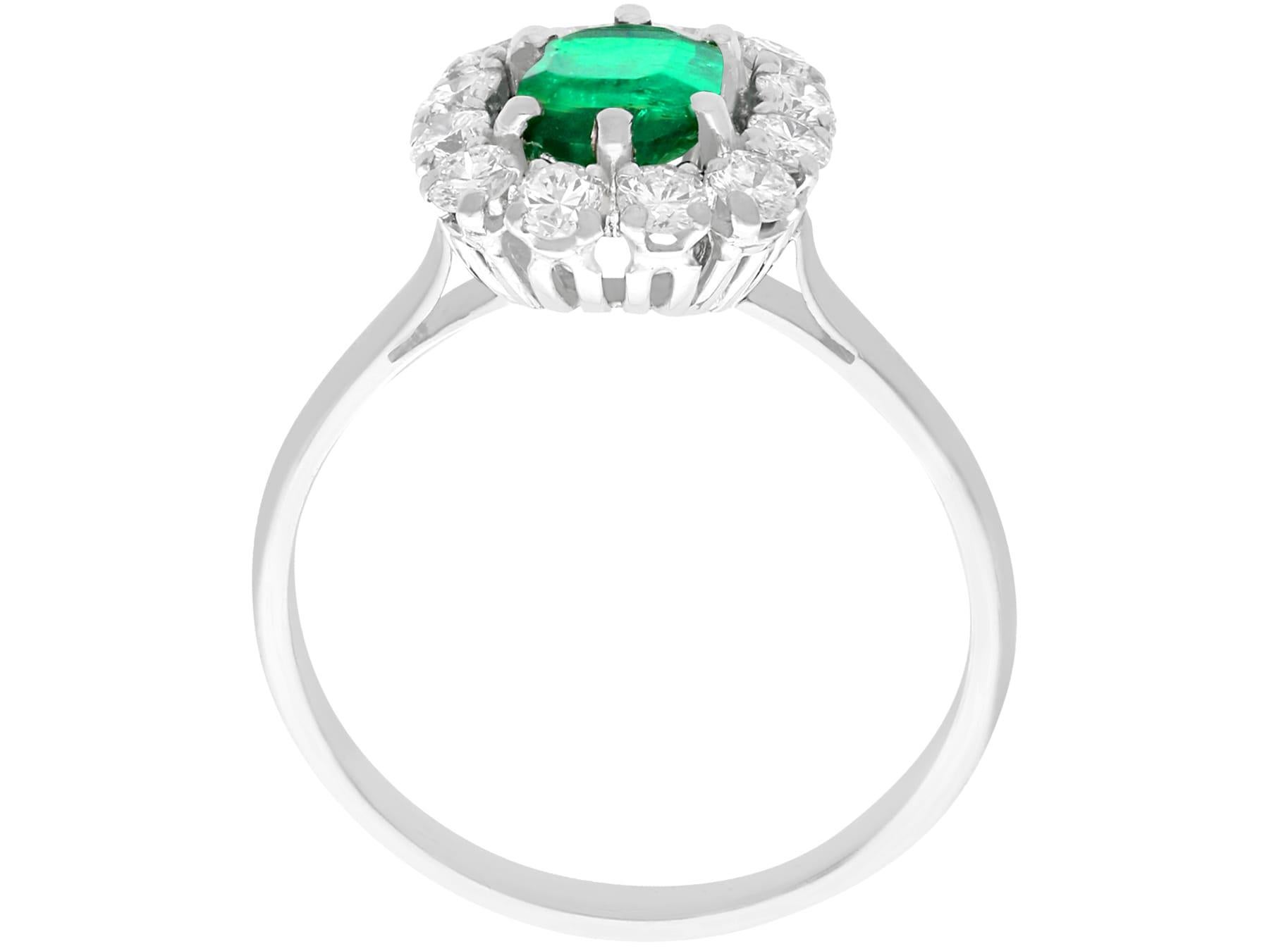 Gold-Cluster-Ring mit 1,33 Karat Smaragd und Diamant, 1980er Jahre Damen im Angebot