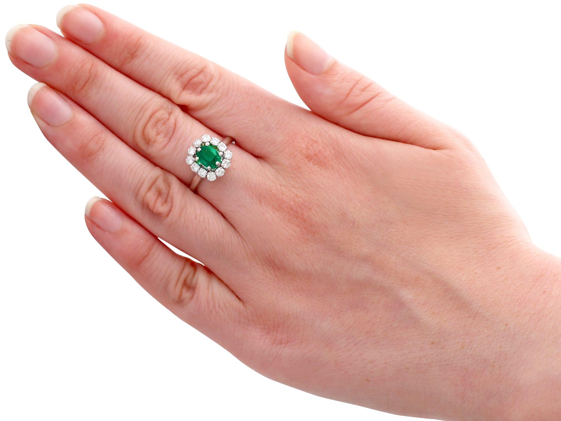 Gold-Cluster-Ring mit 1,33 Karat Smaragd und Diamant, 1980er Jahre im Angebot 2