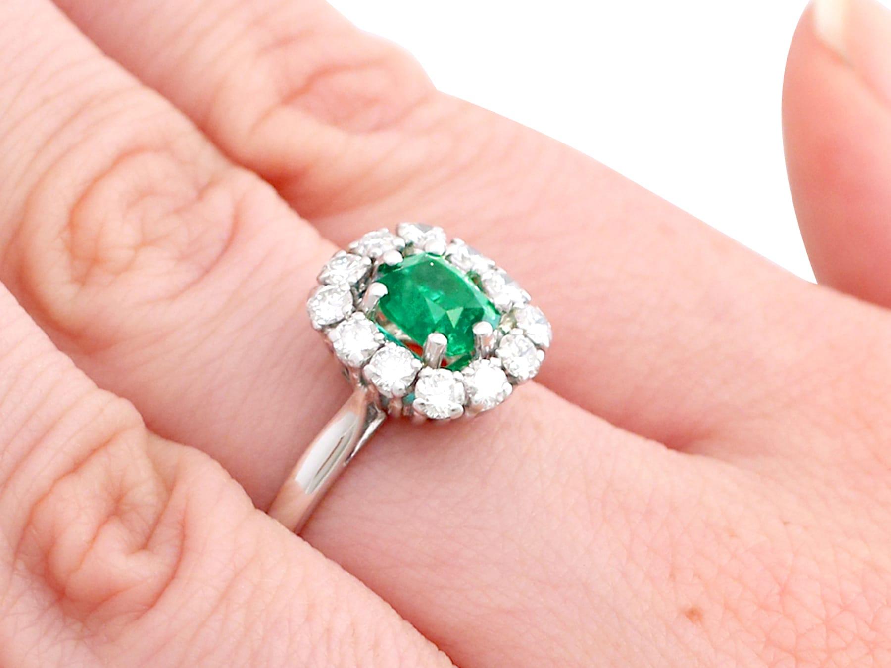 Gold-Cluster-Ring mit 1,33 Karat Smaragd und Diamant, 1980er Jahre im Angebot 3