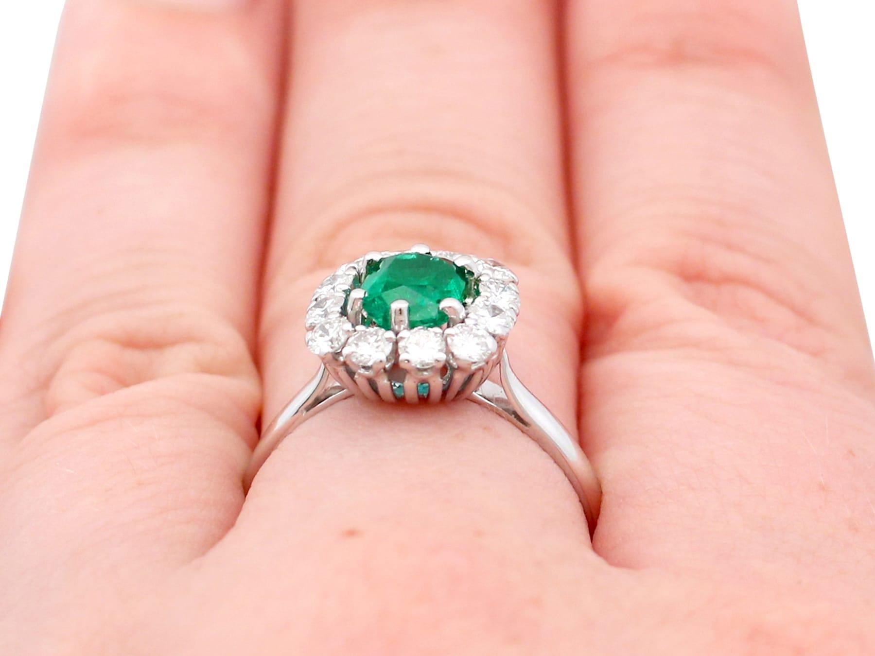 Gold-Cluster-Ring mit 1,33 Karat Smaragd und Diamant, 1980er Jahre im Angebot 4