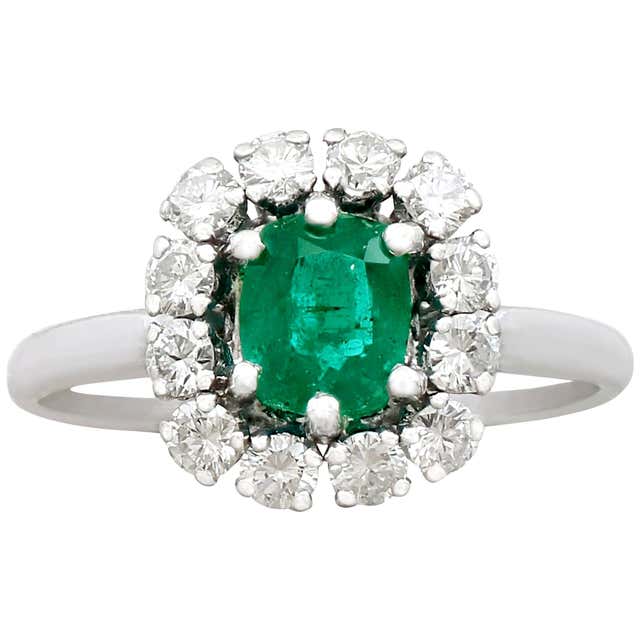 1980s 1.33 Carat Emerald and Diamond Gold Cluster Ring For Sale at 1stdibs