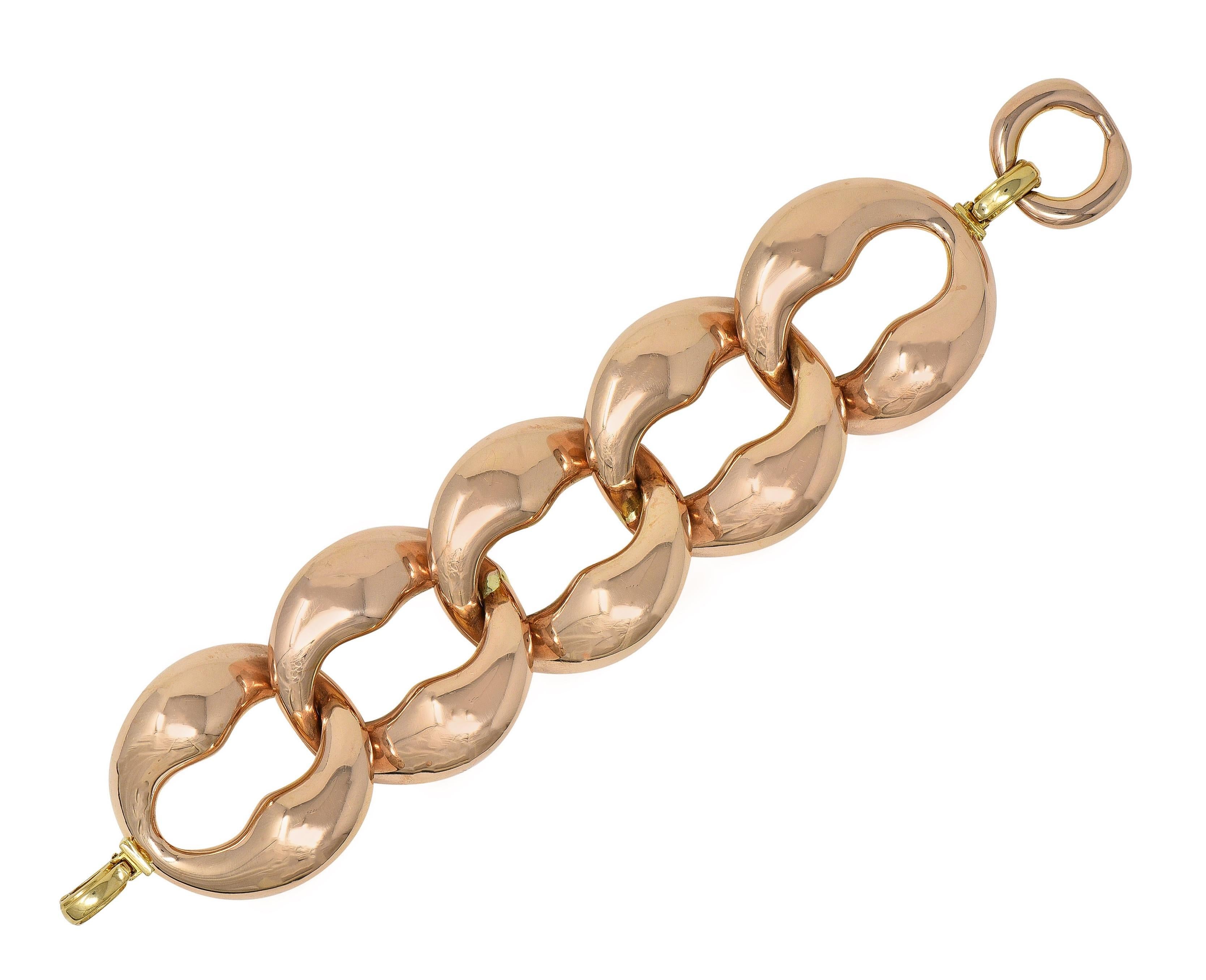 Konzipiert als Kandarengliederkette
Gepufft mit roségoldenen Gliedern
Akzentuiert durch gelenkige Gelbgold-Barrenglieder als Schließe
Gestempelt für 14 Karat Gold, Italien
Circa: 1980er Jahre
Breite: 1 1/2 Zoll
Größe des Armbands: 6 3/4 Zoll Umfang