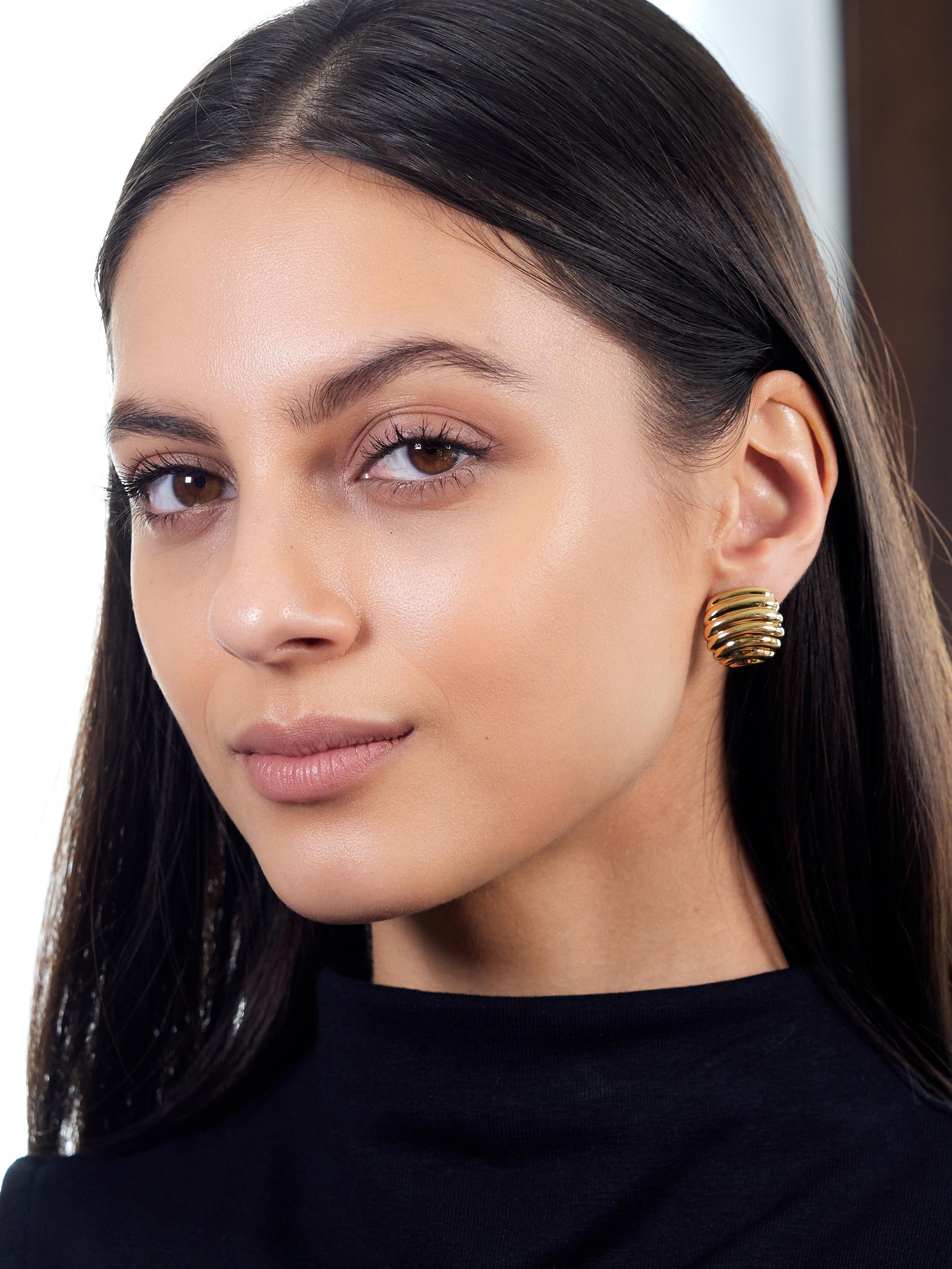 Femenino o masculino Pendientes acanalados vintage de oro amarillo de 14 quilates de los años 80 en venta