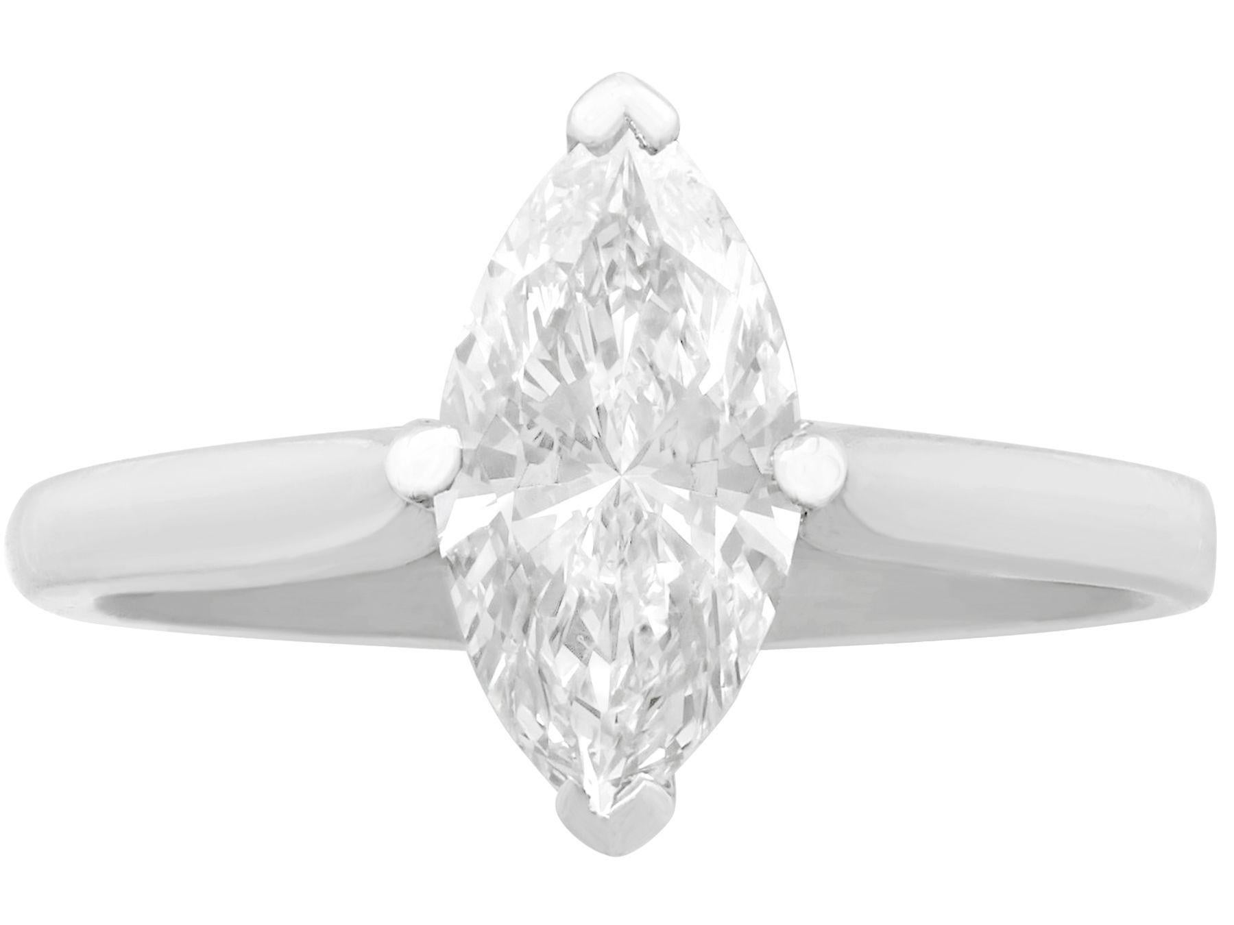 Taille Marquise Bague solitaire en or blanc et diamant 1,41 carat des années 1980 en vente