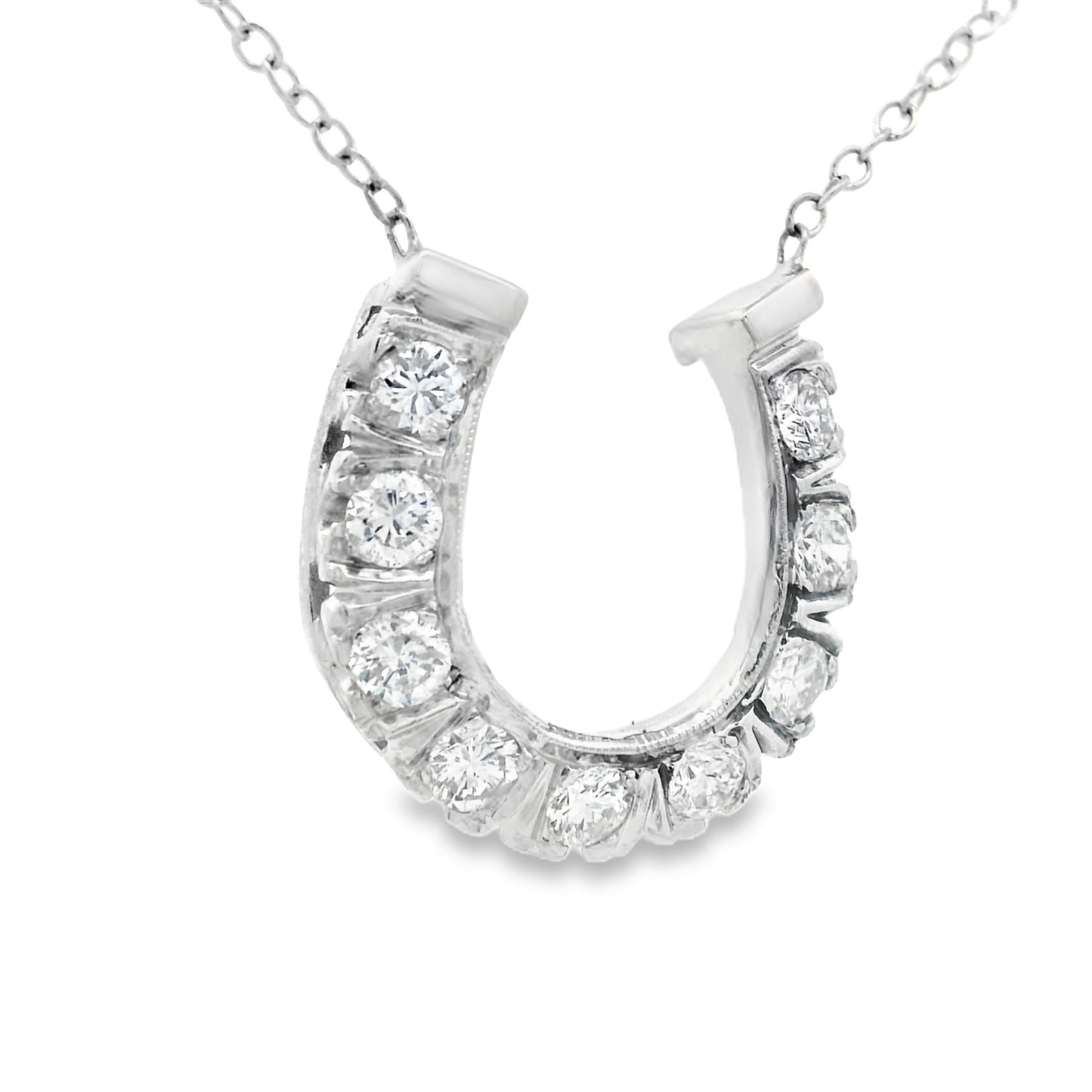 Si tratta di un grazioso e classico ciondolo a ferro di cavallo con diamante degli anni '80, realizzato in oro bianco 14k. Questa collana è collegata al ciondolo che contiene 9 diamanti tondi brillanti, che garantiscono un'aureola di luce. Anche la