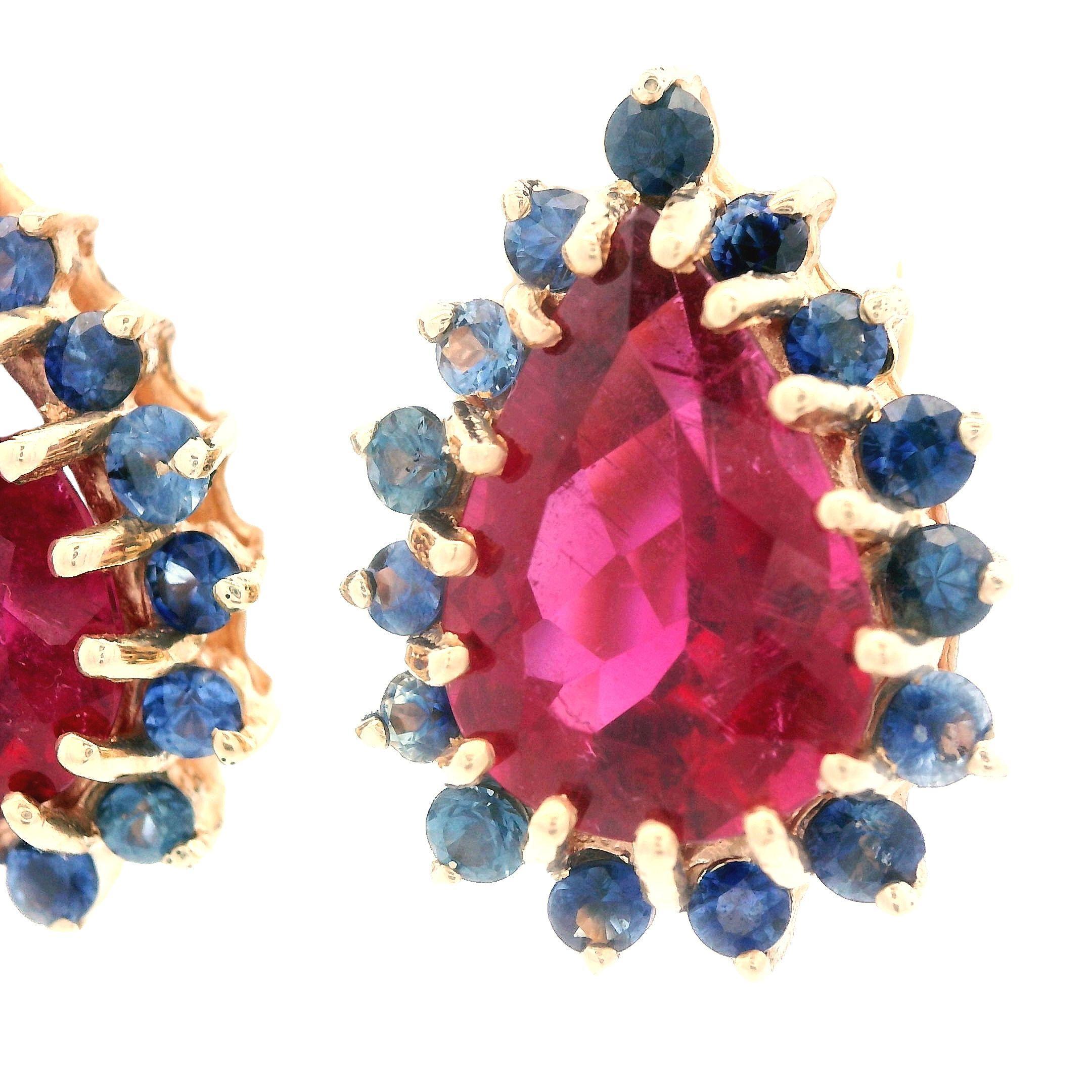 Exceptionnelle paire de boucles d'oreilles en or jaune 14k des années 80, ces boucles d'oreilles présentent à la fois une tourmaline rose rougeâtre naturelle et un saphir bleu. Le centre de chacune de ces boucles d'oreilles présente environ 4 carats