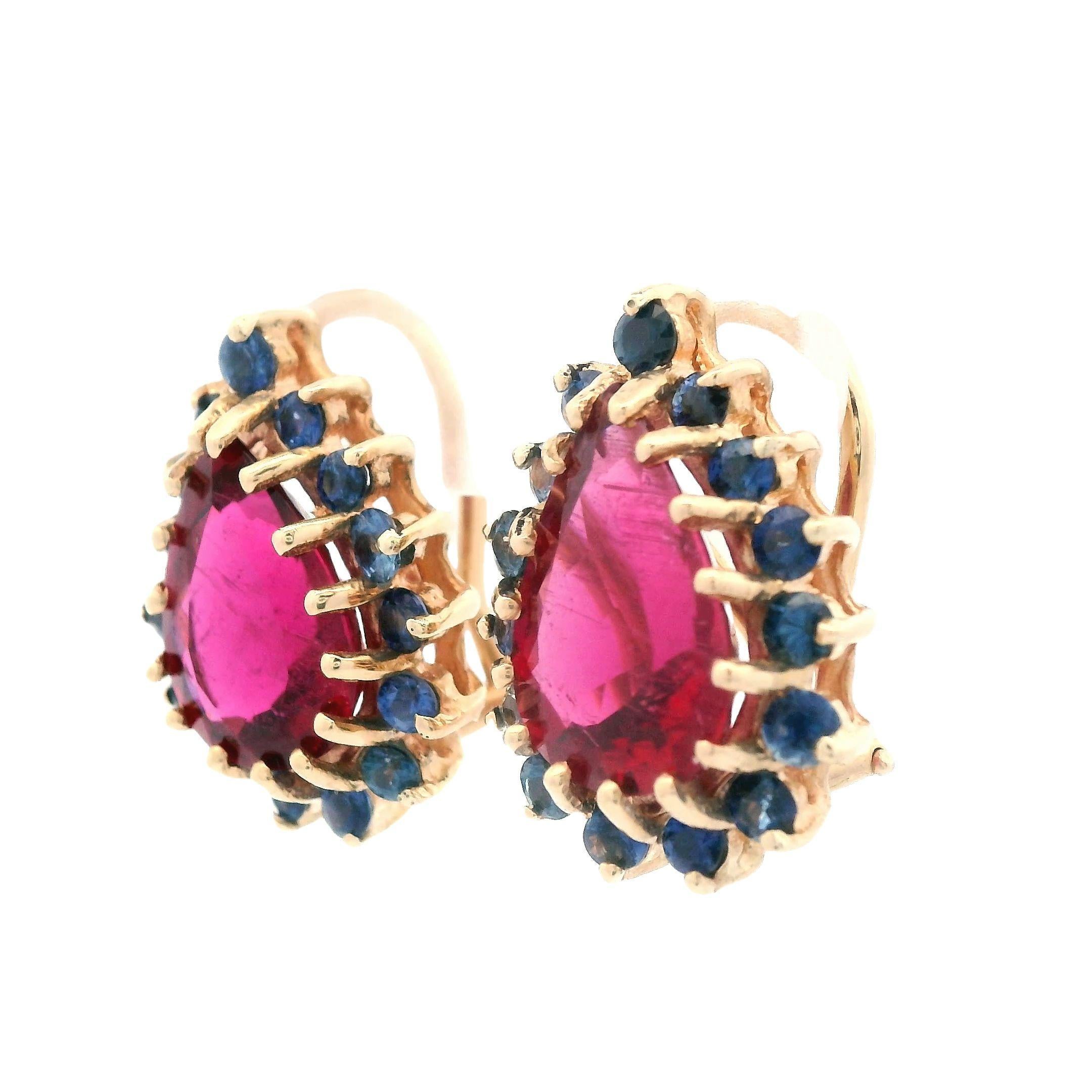 Boucles d'oreilles des années 1980 en or jaune 14K Tourmaline naturelle rose rougeâtre et saphir bleu en vente 1