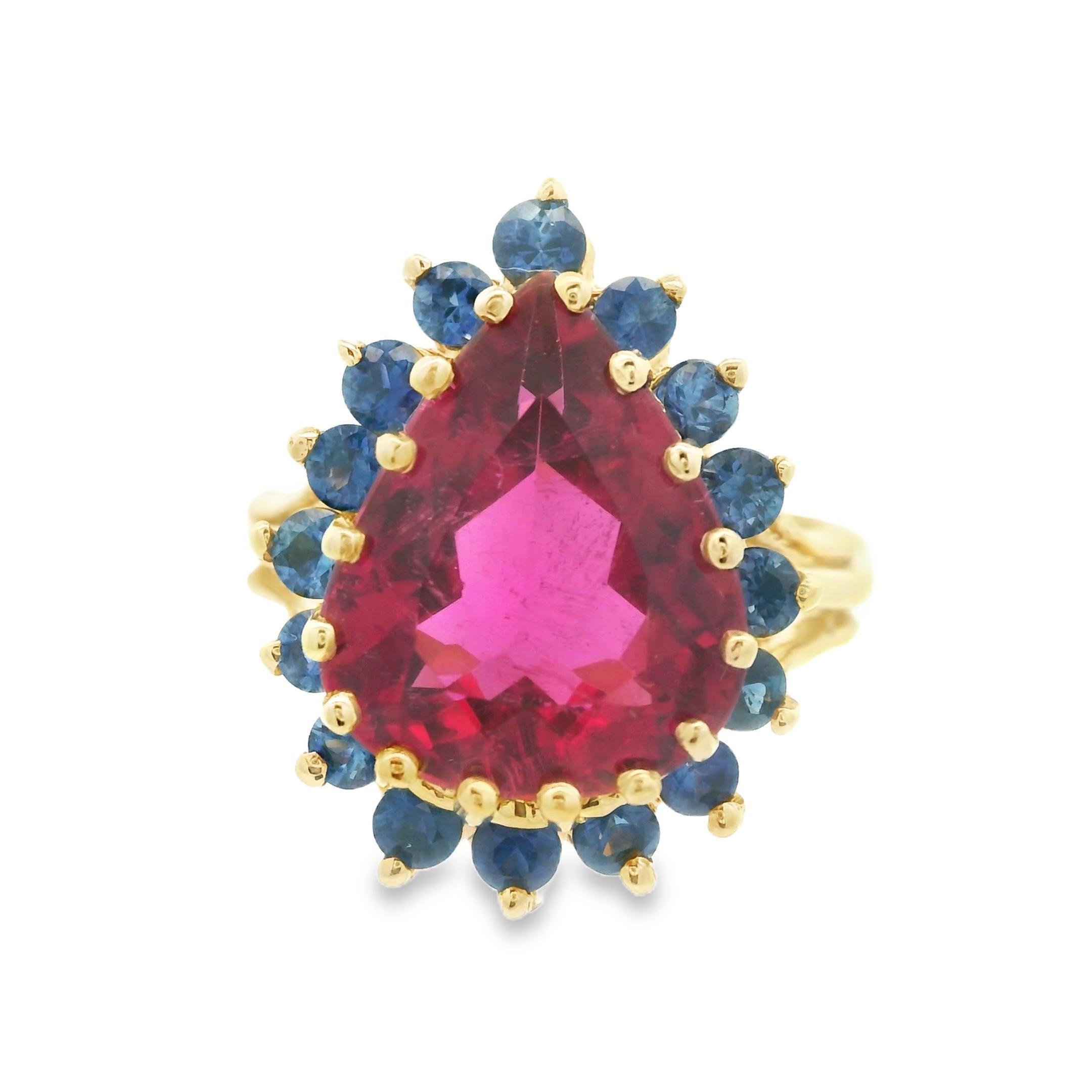 Il s'agit d'une bague exceptionnelle réalisée dans les années 1980 avec de la tourmaline rose rougeâtre naturelle et du saphir bleu, en or jaune 14k.  La pierre centrale de cette bague est un  Tourmaline rose rougeâtre de 4,7 carats, taillée en