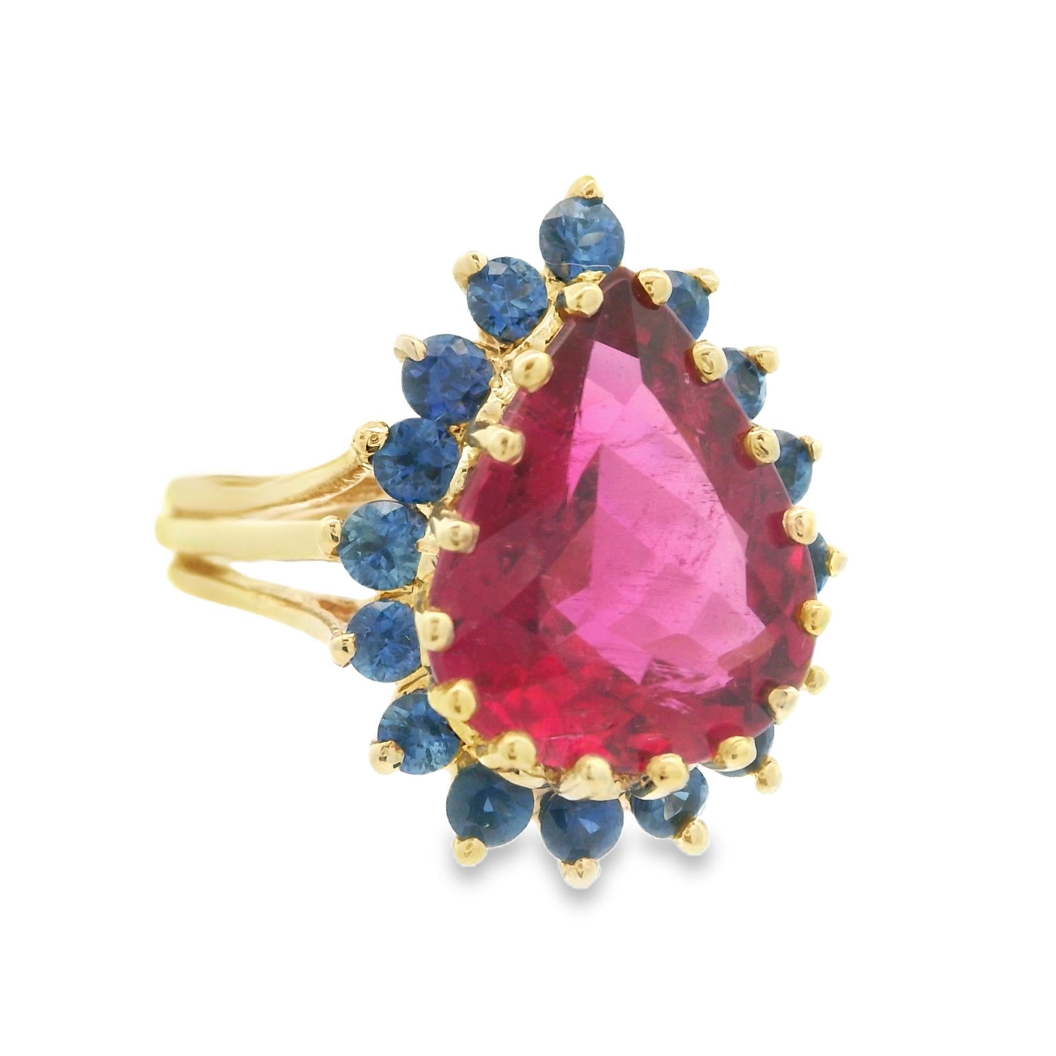 Taille poire Bague en or jaune 14 carats des années 1980, avec tourmaline rougeâtre et saphir bleu naturel en vente