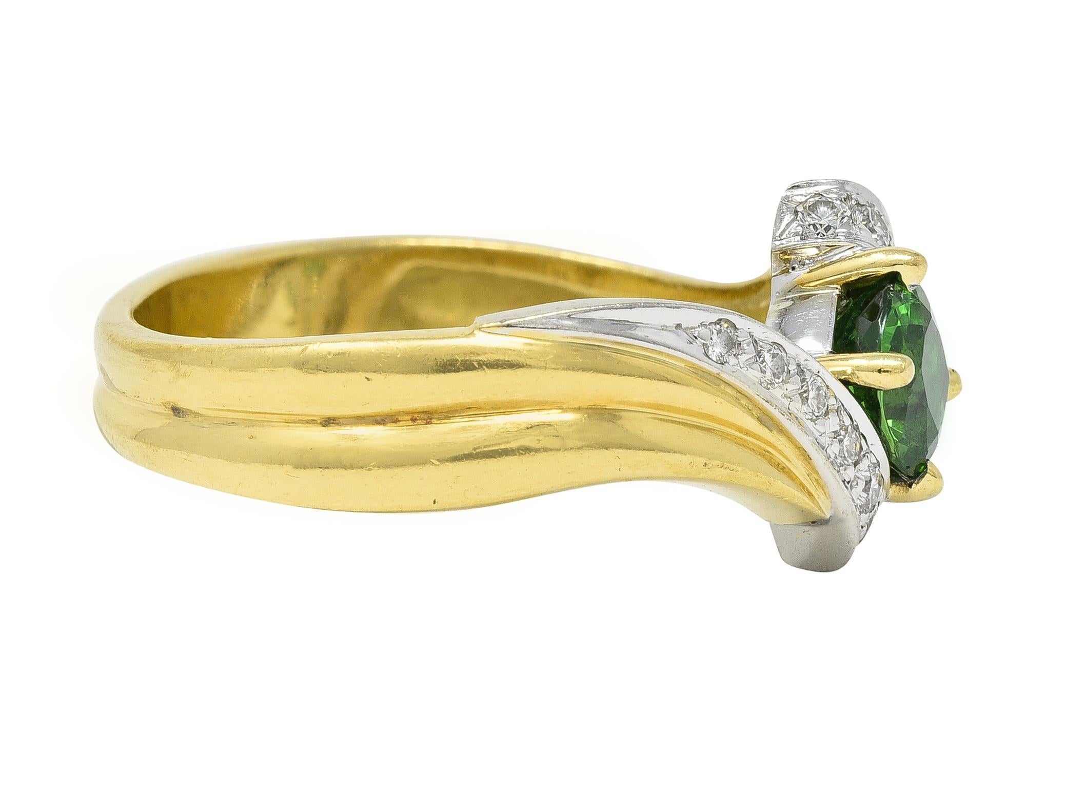 1980er Jahre 1,65 Karat Tsavorit Granat Diamant 18 Karat zweifarbiger Gold Bypass-Ring (Kissenschliff) im Angebot
