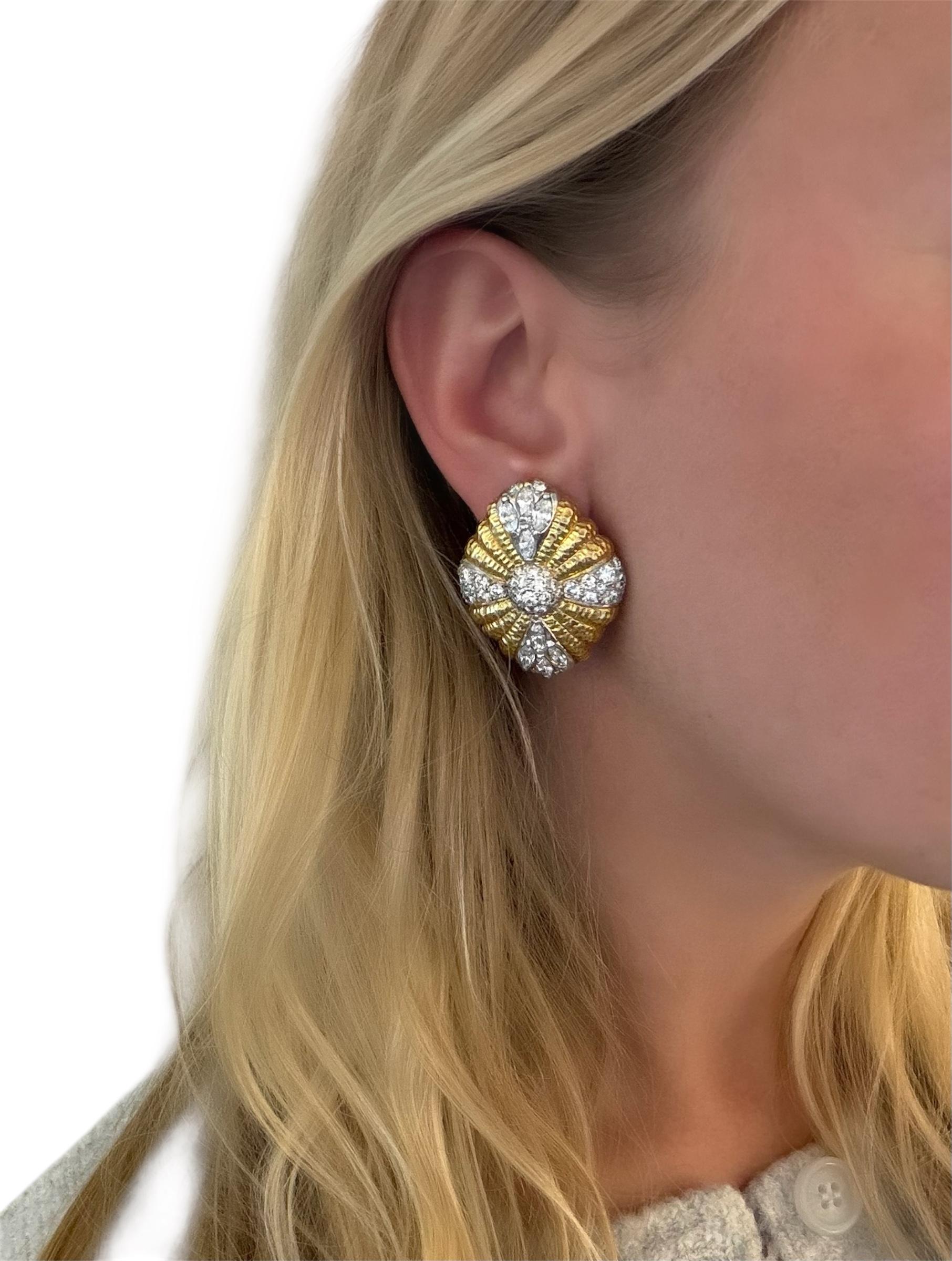 Estos magníficos pendientes son el epítome de la moda de los años 80, con 95 diamantes de talla brillante redonda y talla marquesa de primera calidad, que pesan aproximadamente 10,00 quilates en total. Fabricados en oro amarillo y blanco de 18