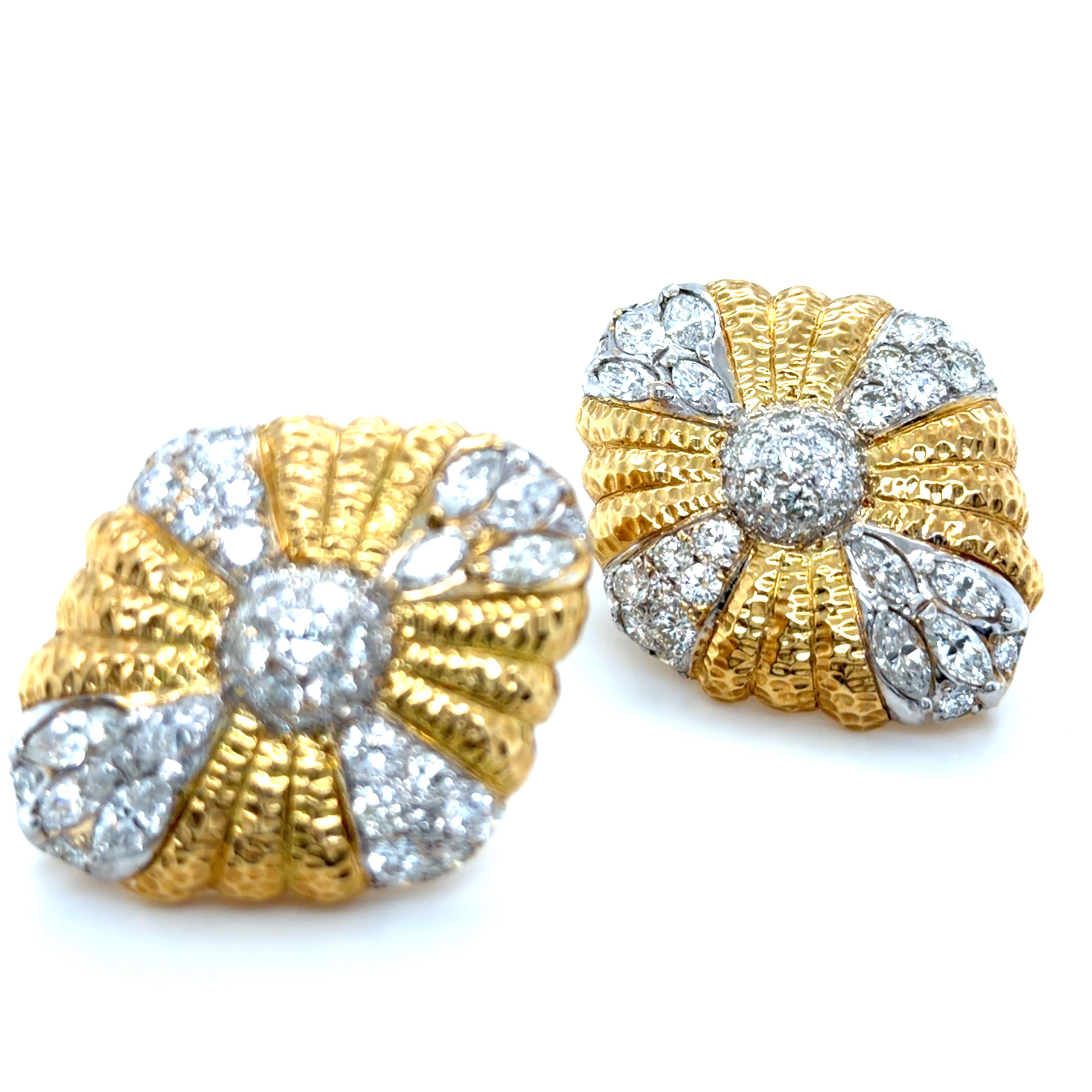 Pendientes de oro bicolor de 18 quilates y diamantes de los años 80 en Excelente estado para la venta en Chicago, IL