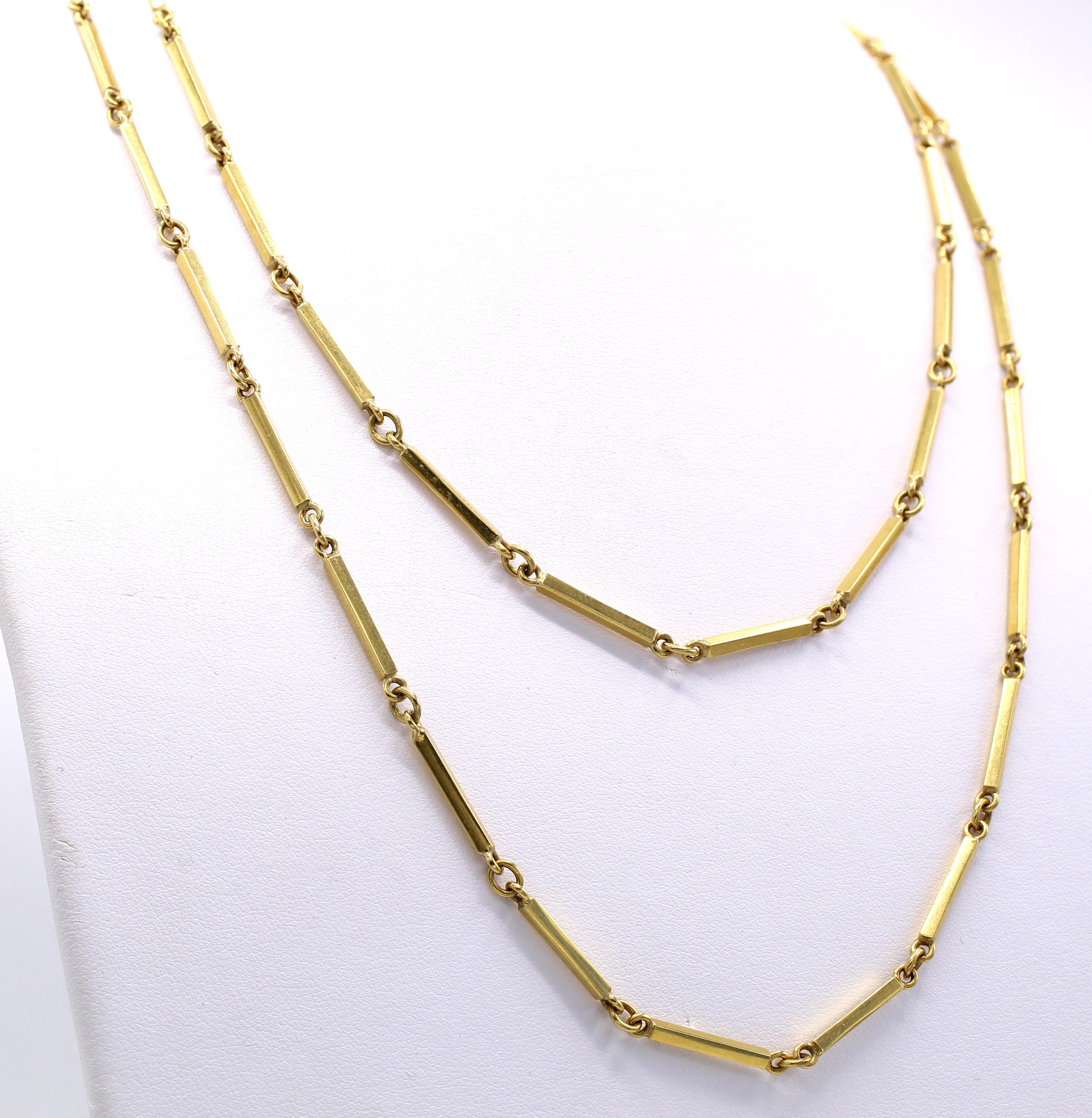 Magnifique collier à longue chaîne en or jaune 18 carats des années 1980. Mesurant 39,5 pouces de long, il peut être porté de manière décontractée sur toute sa longueur ou doublé d'un collier. Des maillons rectangulaires allongés sont reliés de