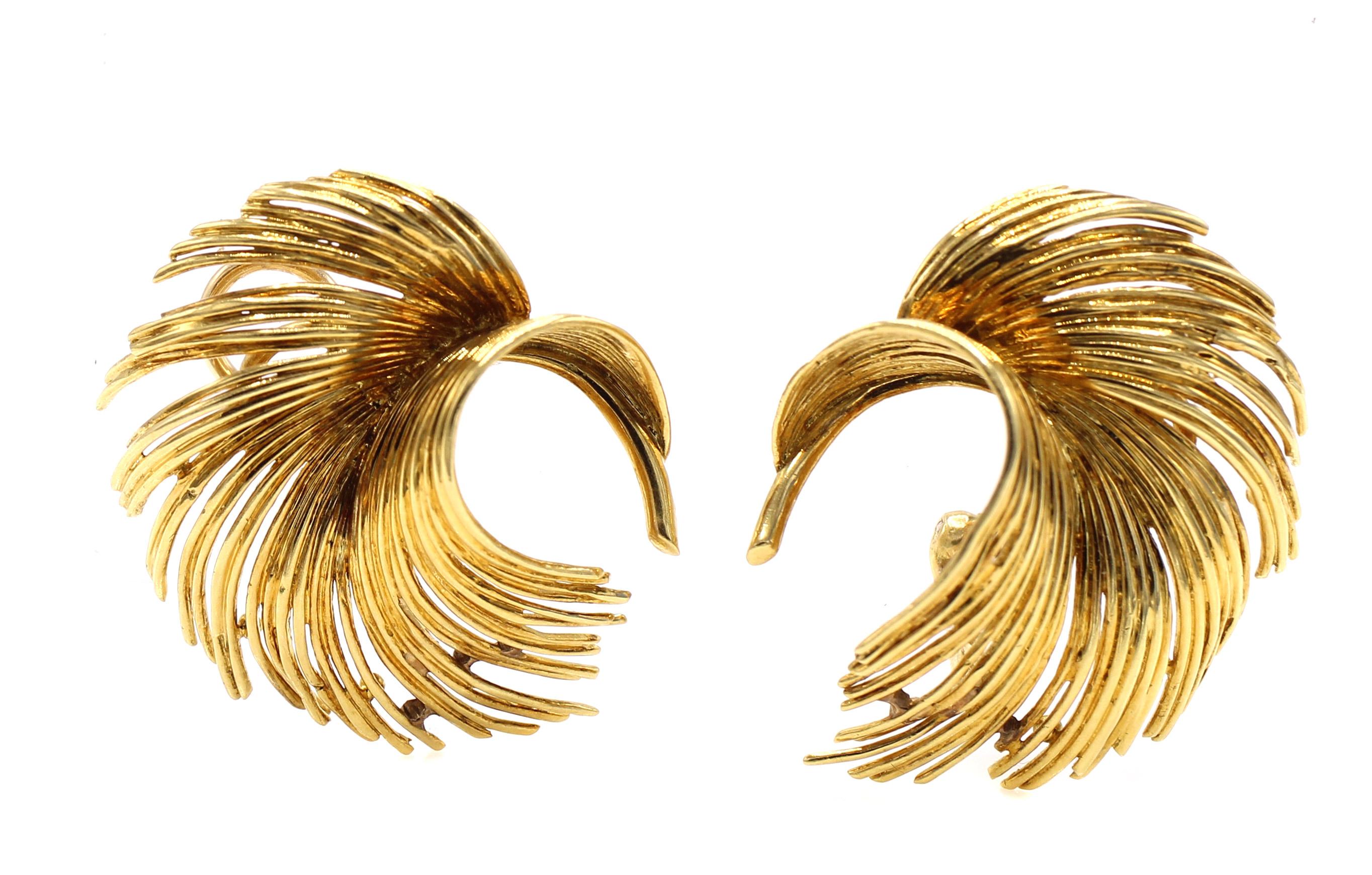 Beautifully designed and masterfully handcrafted in 18 karat yellow gold 1980s ear clips. Polished fine gold tubes assembled at various lengths with a curvature bring a true three-dimensional look to these lovely ear clips resembling feathers.