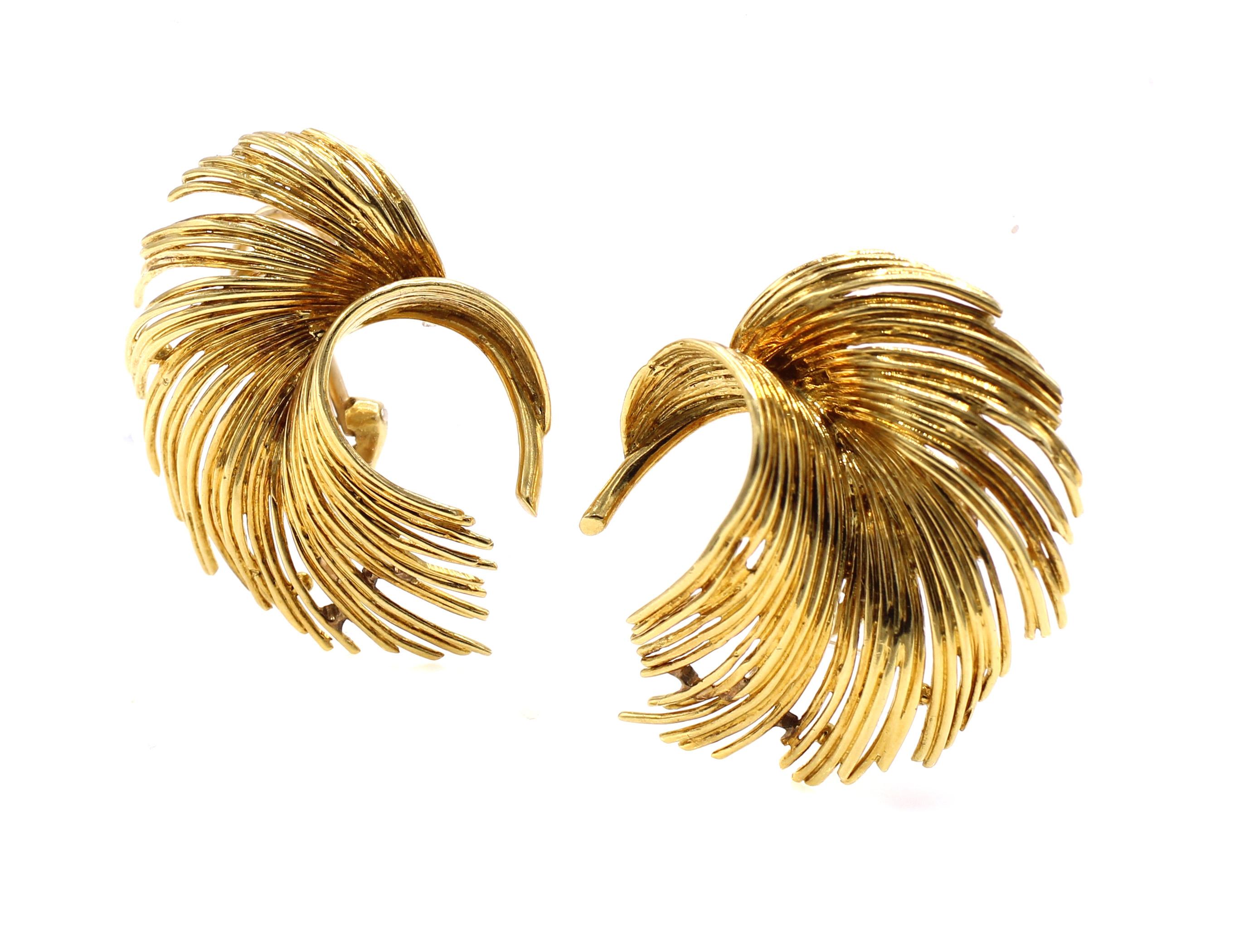 1980s 18 Karat Gold Feather Ear Clips In Excellent Condition For Sale In New York, NY