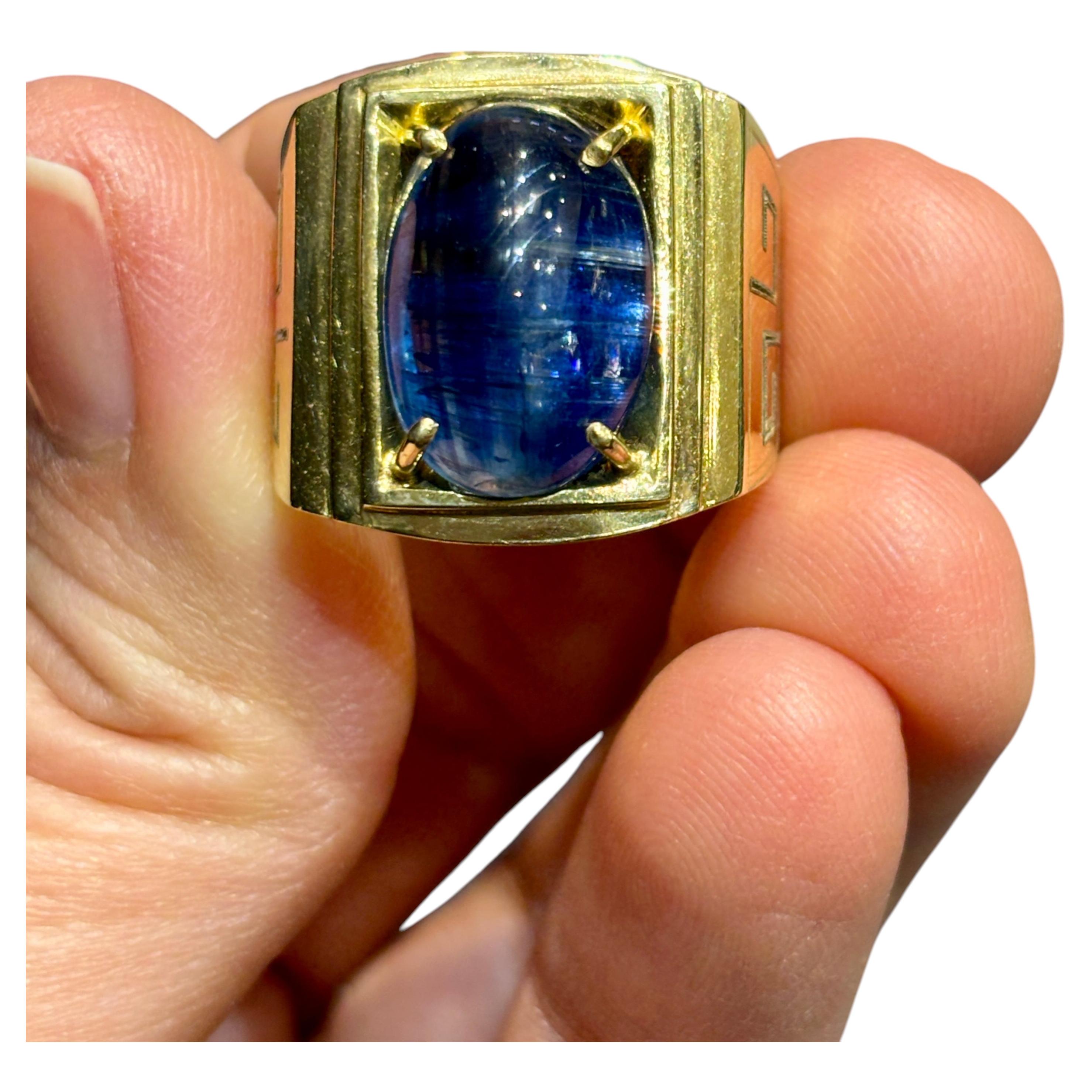 1980s 18k gold and 13c cabochon sapphire cocktail ring For Sale