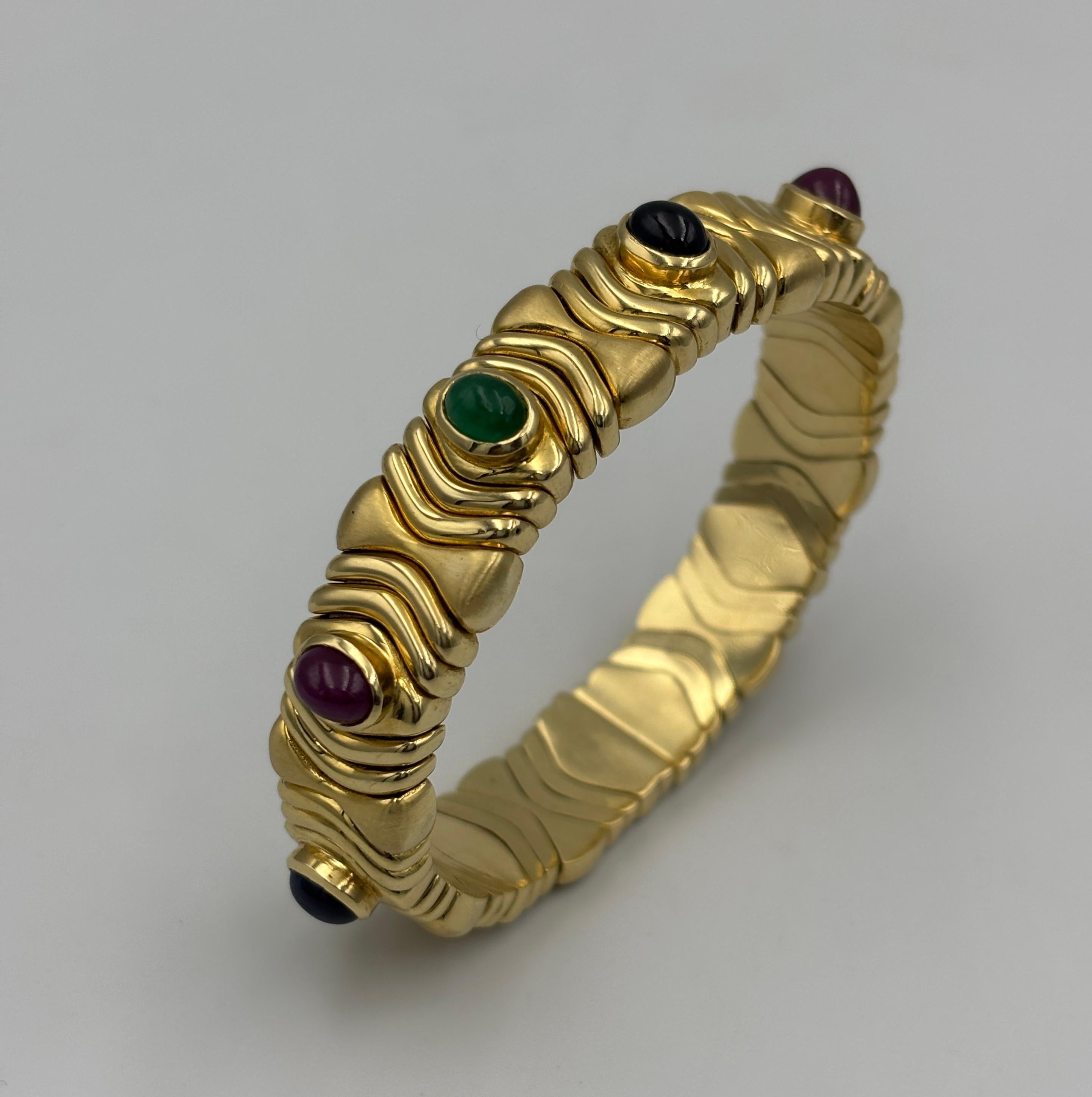 1980s 18k gold Bulgari bangle with ruby, sapphire and emerald In Good Condition For Sale In London, GB