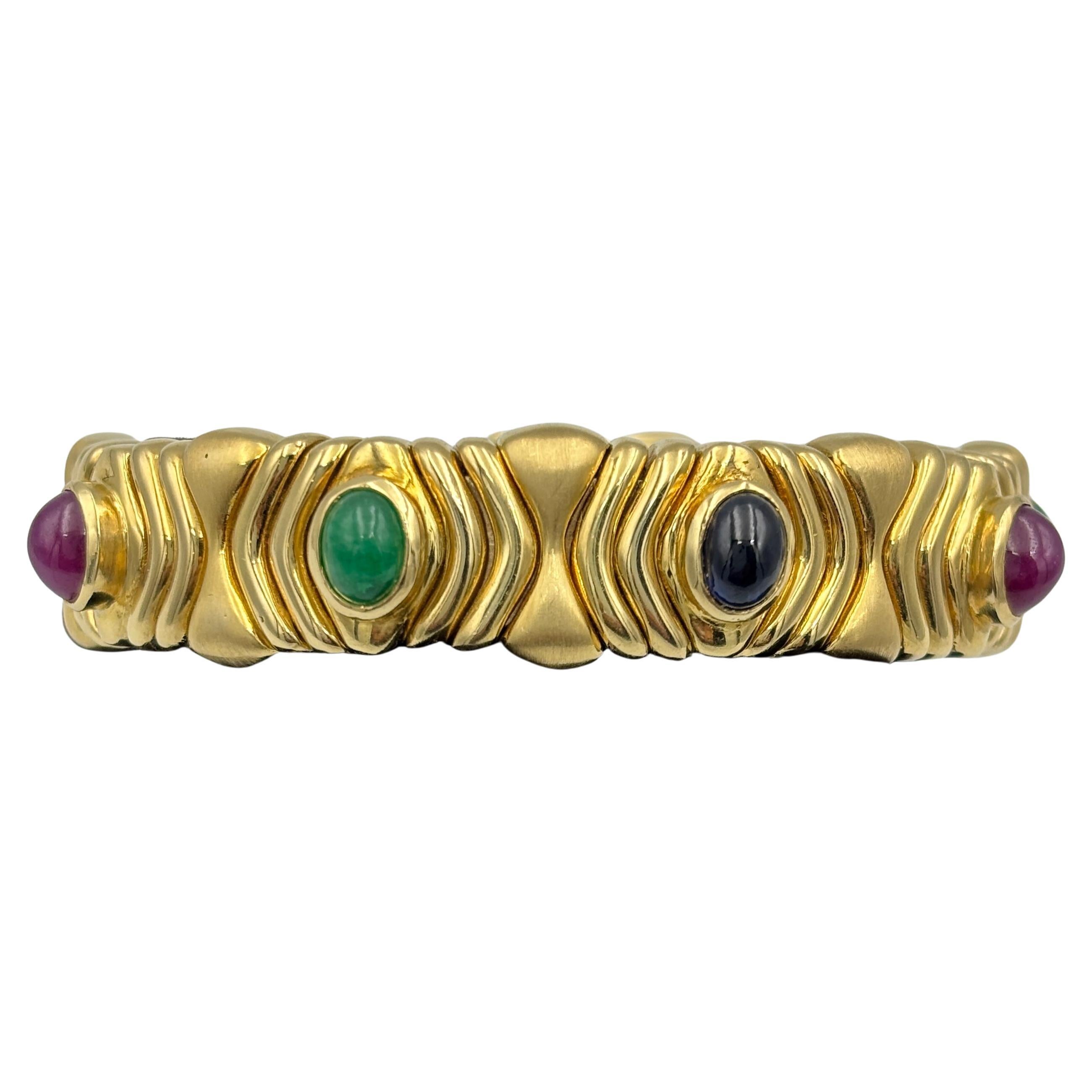 1980er Jahre 18 Karat Gold Bulgari Armreif mit Rubin, Saphir und Smaragd