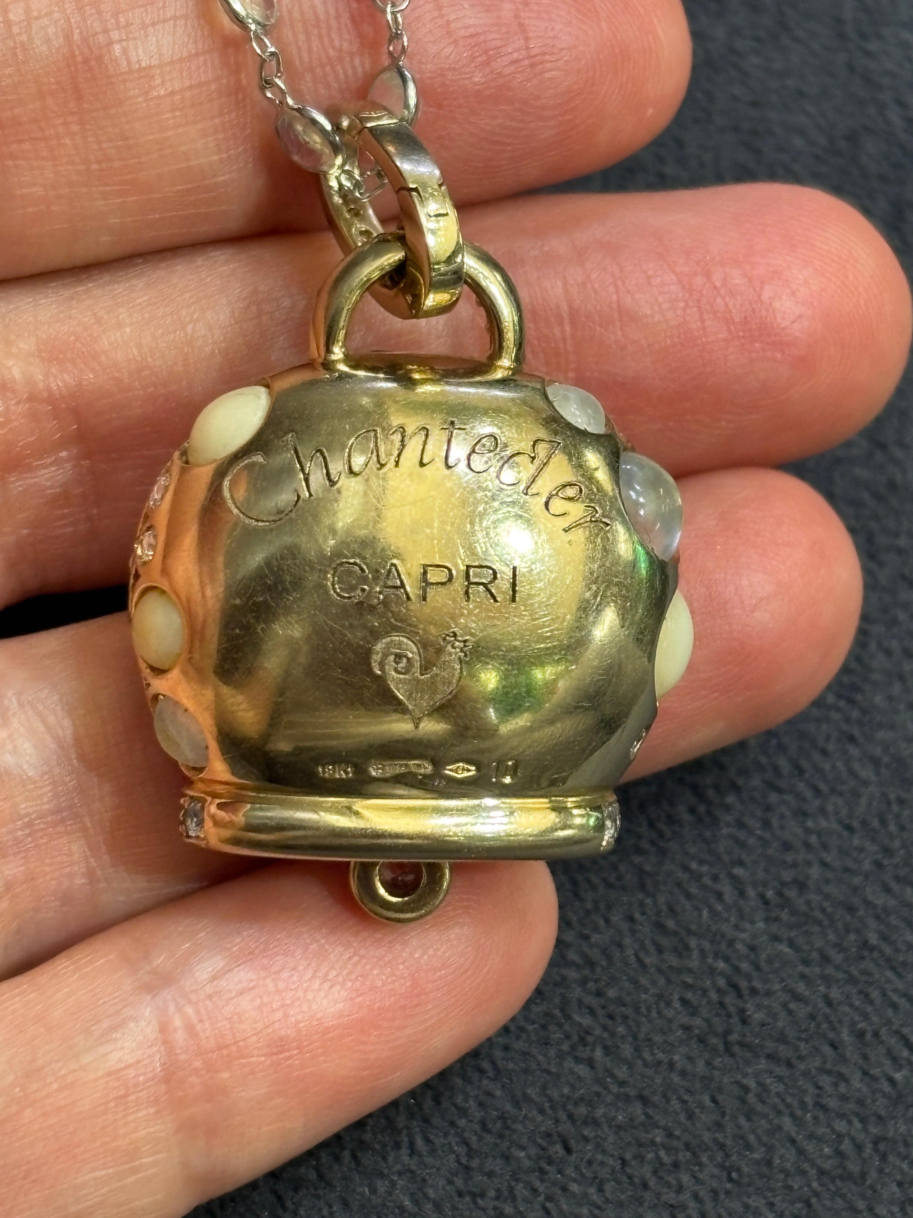 Contemporaneo Pendente Chantecler Capri anni '80 in oro 18k con diamanti, zaffiro e corallo bianco