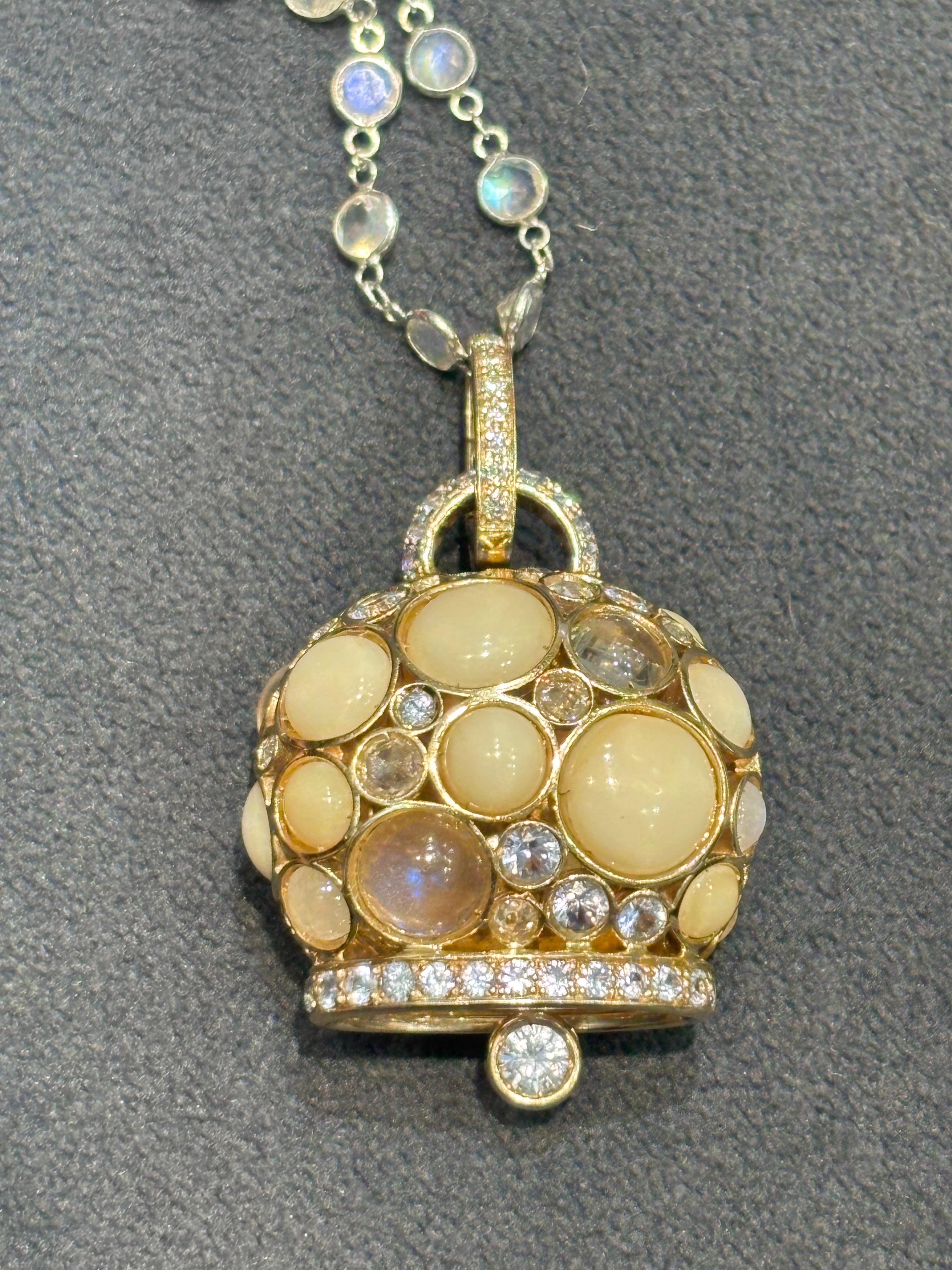 Taglio rotondo Pendente Chantecler Capri anni '80 in oro 18k con diamanti, zaffiro e corallo bianco