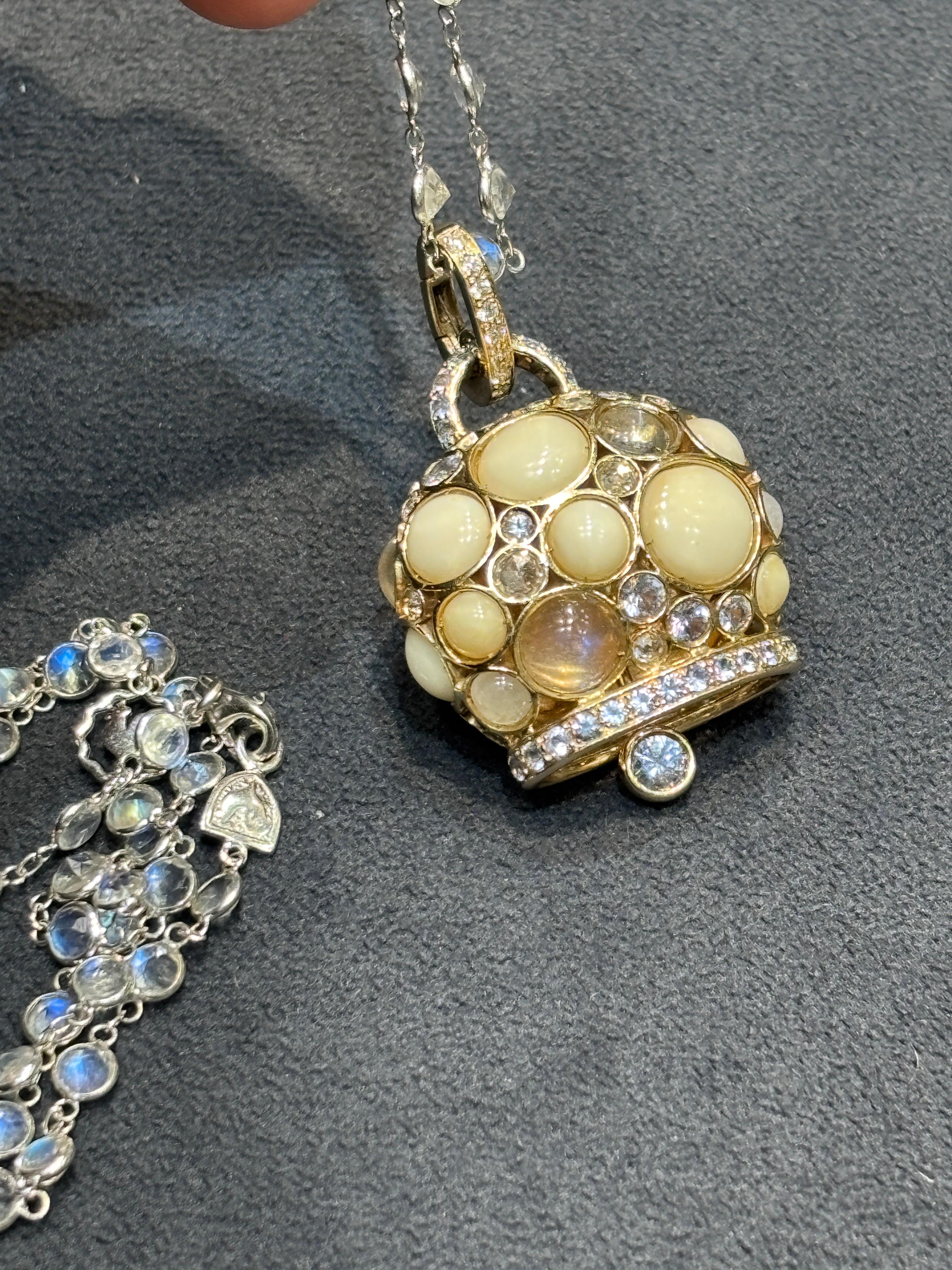 Pendente Chantecler Capri anni '80 in oro 18k con diamanti, zaffiro e corallo bianco In condizioni buone a London, GB