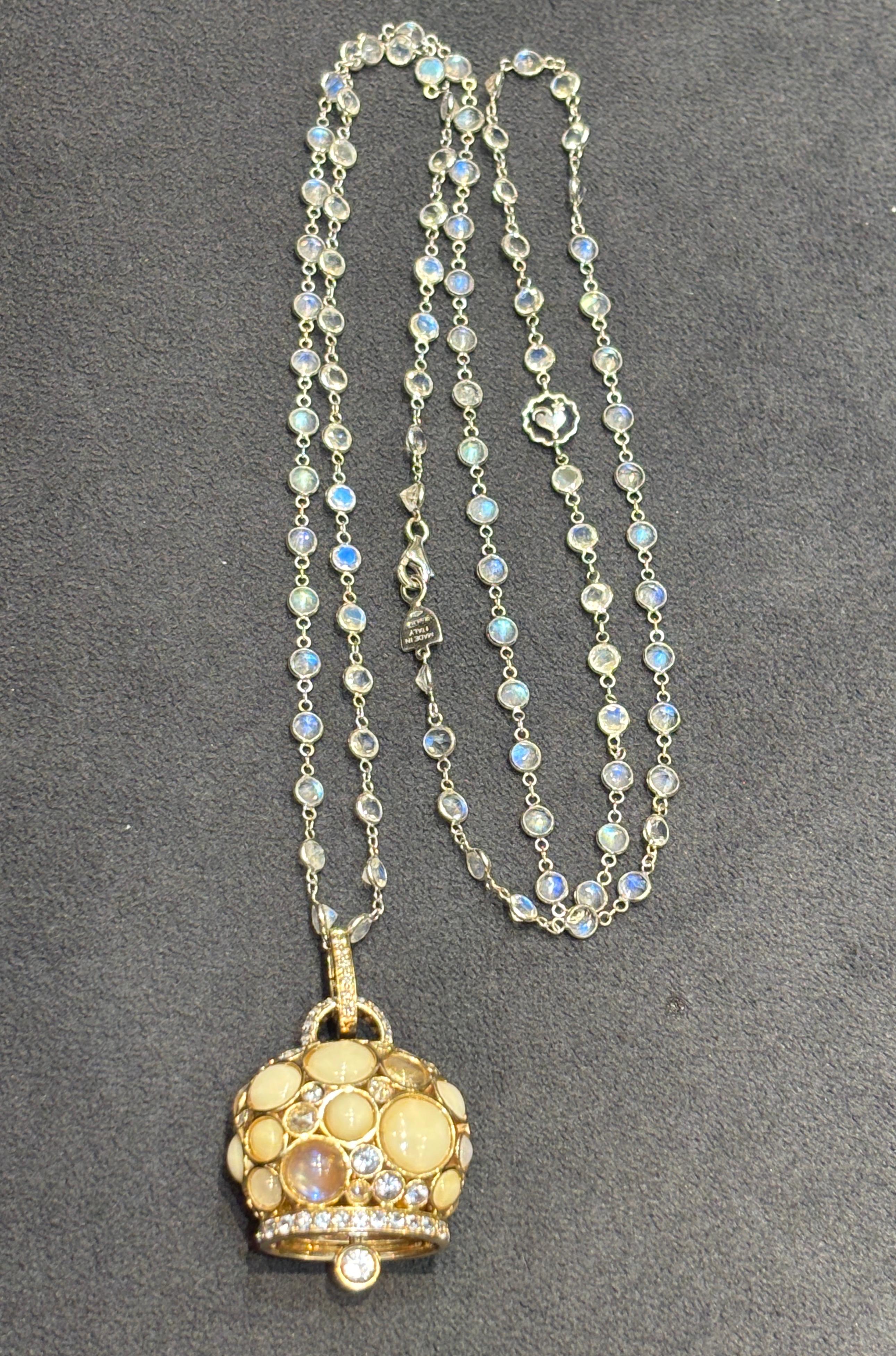 Pendente Chantecler Capri anni '80 in oro 18k con diamanti, zaffiro e corallo bianco 1