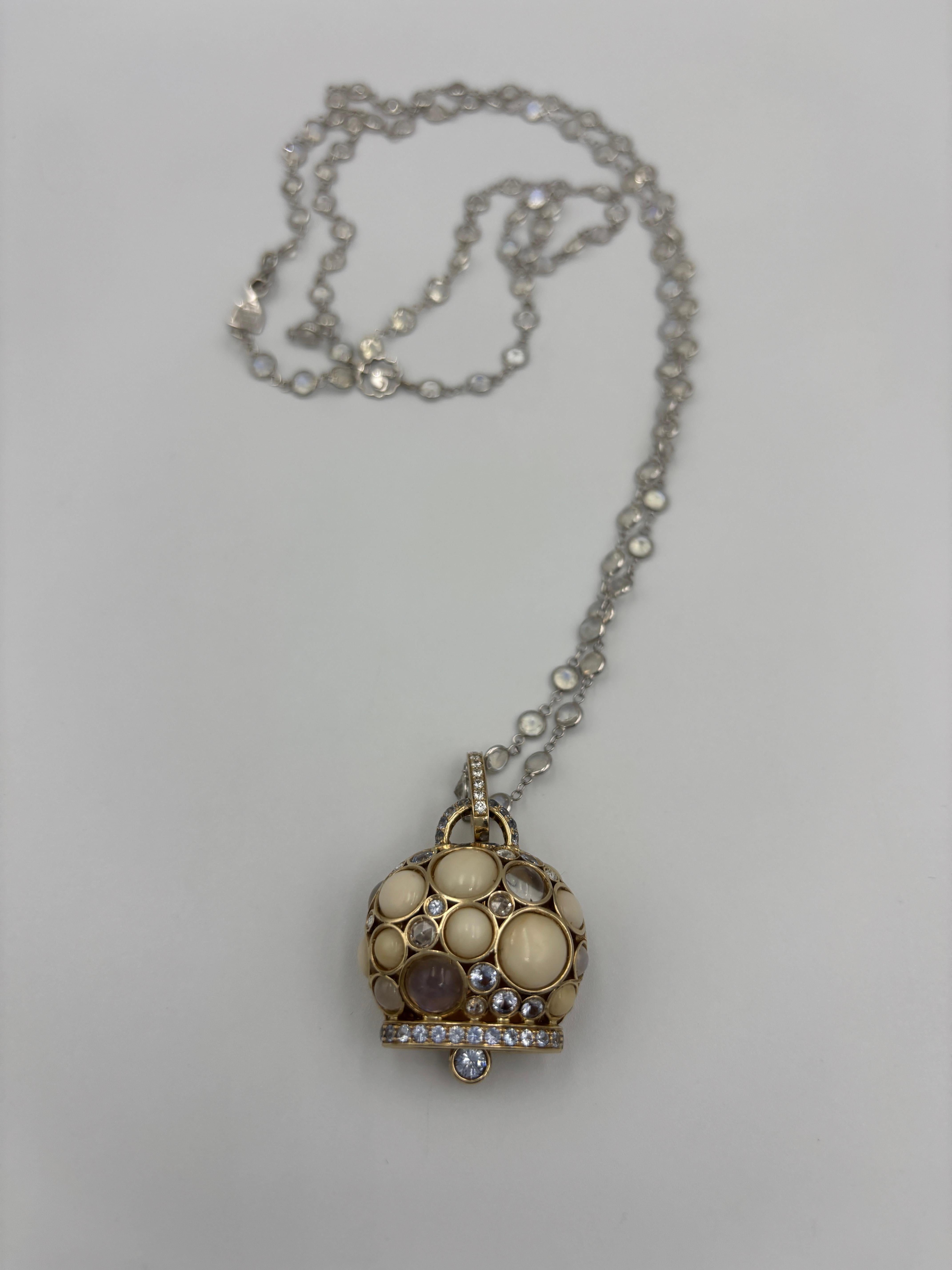 Pendente Chantecler Capri anni '80 in oro 18k con diamanti, zaffiro e corallo bianco 2