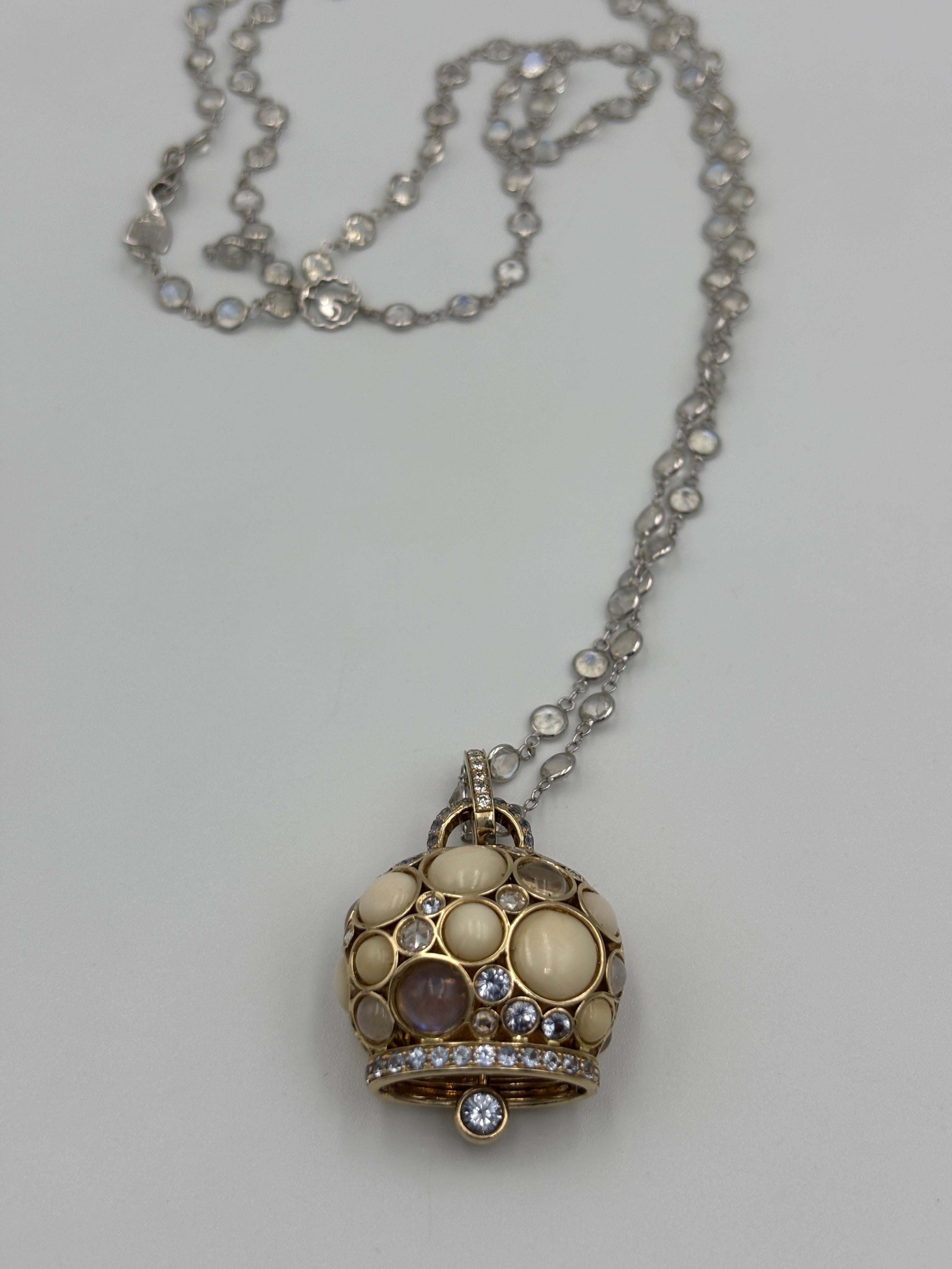 Pendente Chantecler Capri anni '80 in oro 18k con diamanti, zaffiro e corallo bianco 3