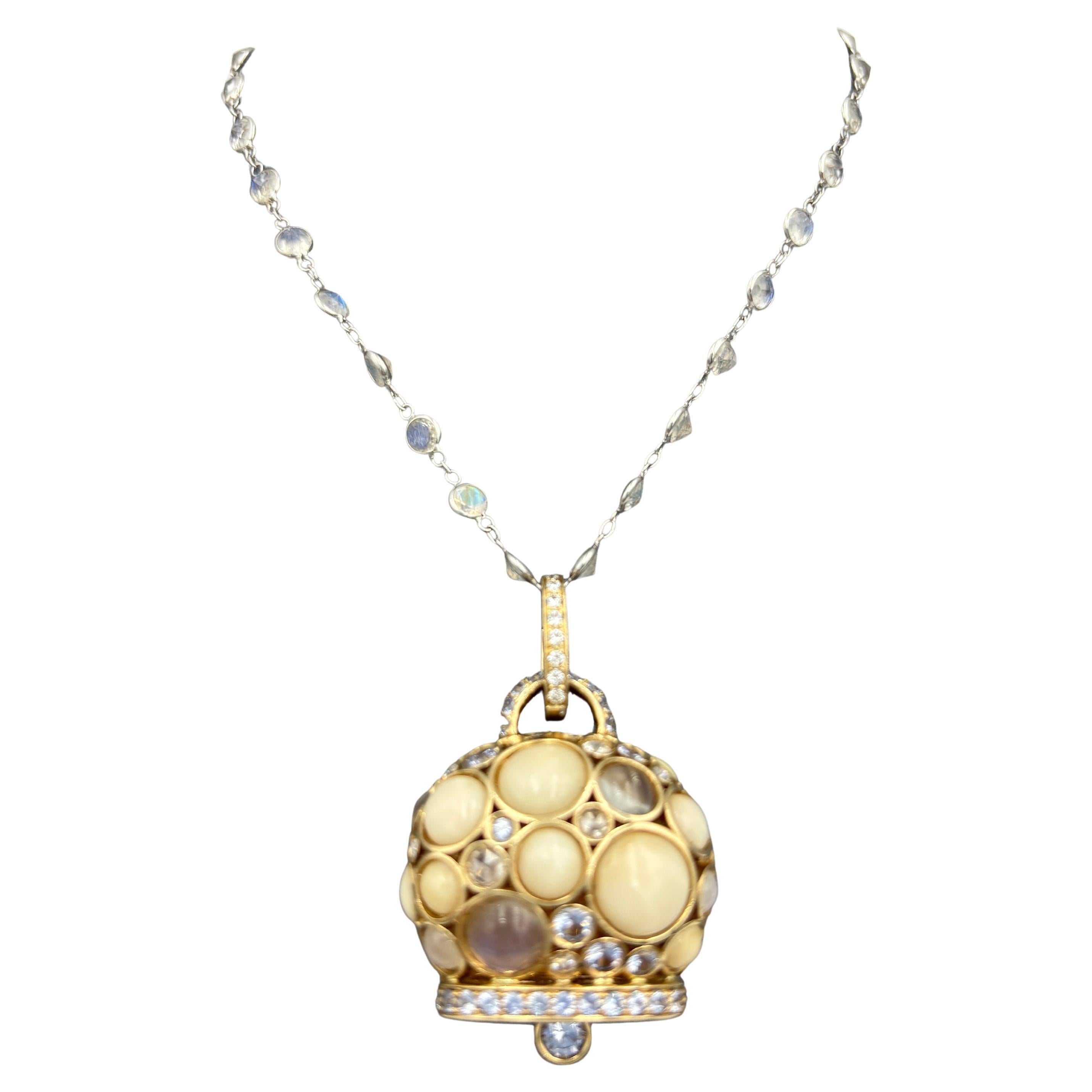 Pendente Chantecler Capri anni 
80 in oro 18k con diamanti, zaffiro e corallo bianco