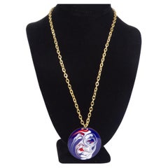 Collier pendentif en marbre bleu plaqué or 18K des années 1980