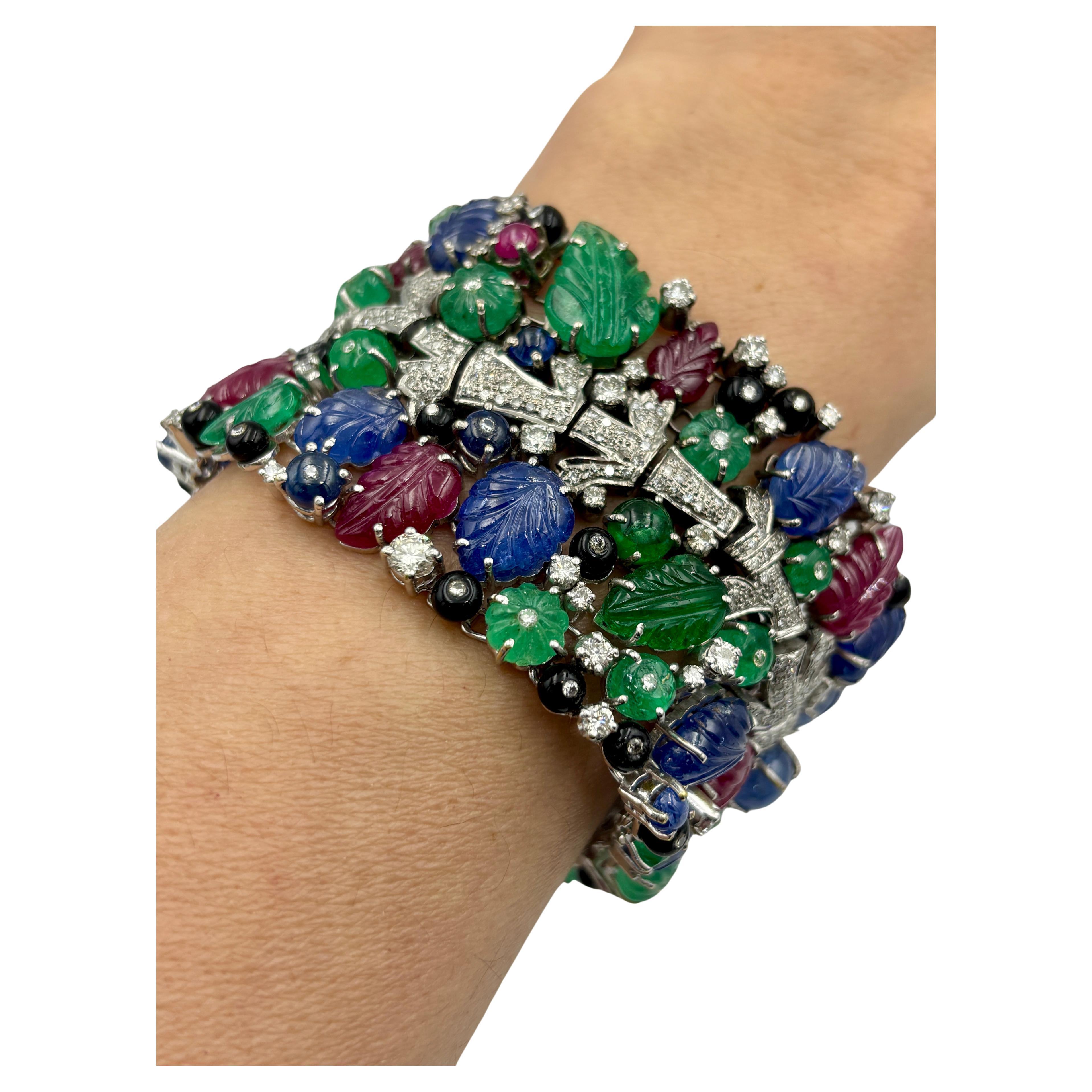 1980er Jahre 18k Gold Tutti Frutti Armband mit geschnitzten Smaragden, Saphiren, Rubinen