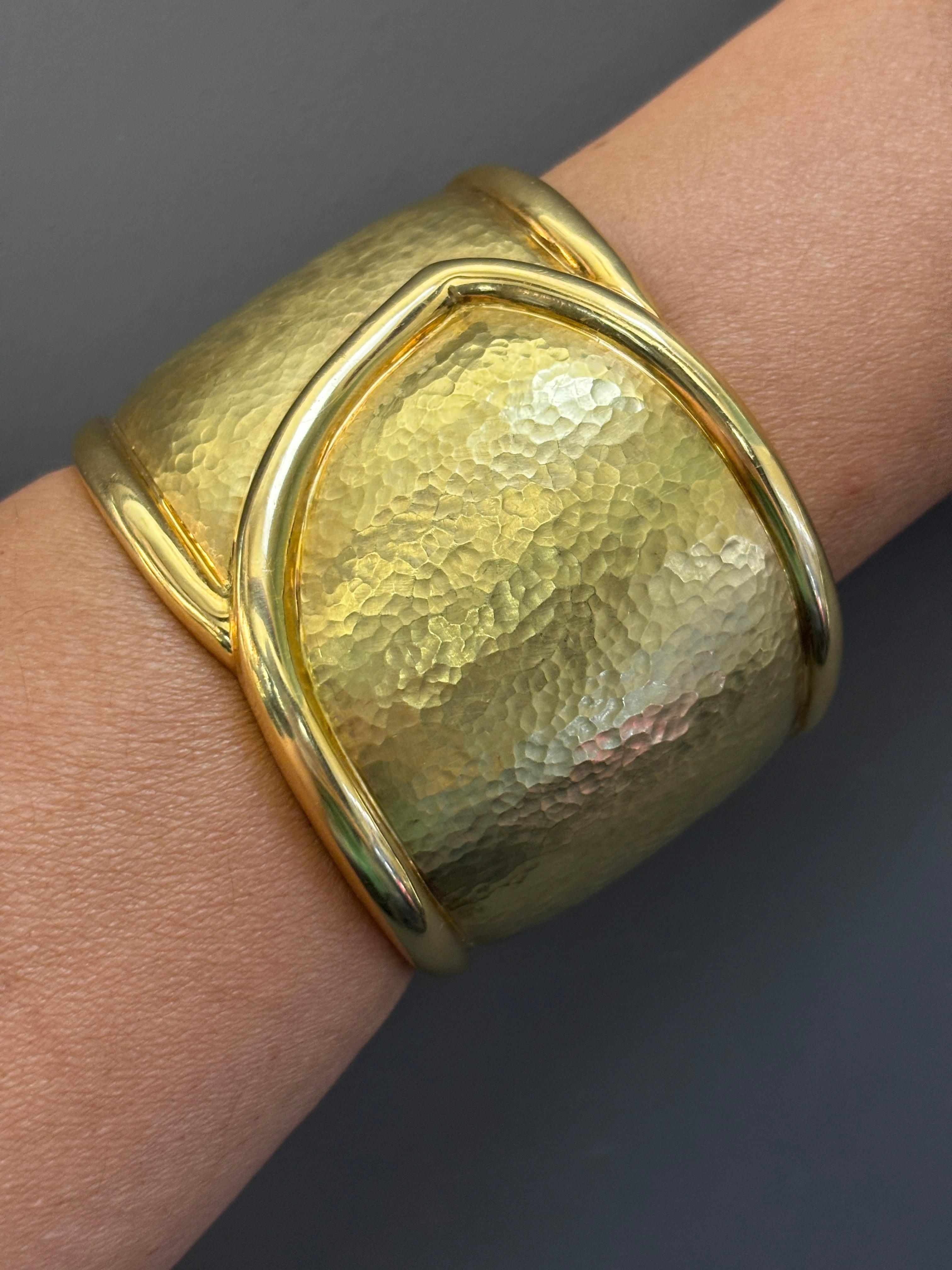1980s 18k hammered gold cuff bangle For Sale 7