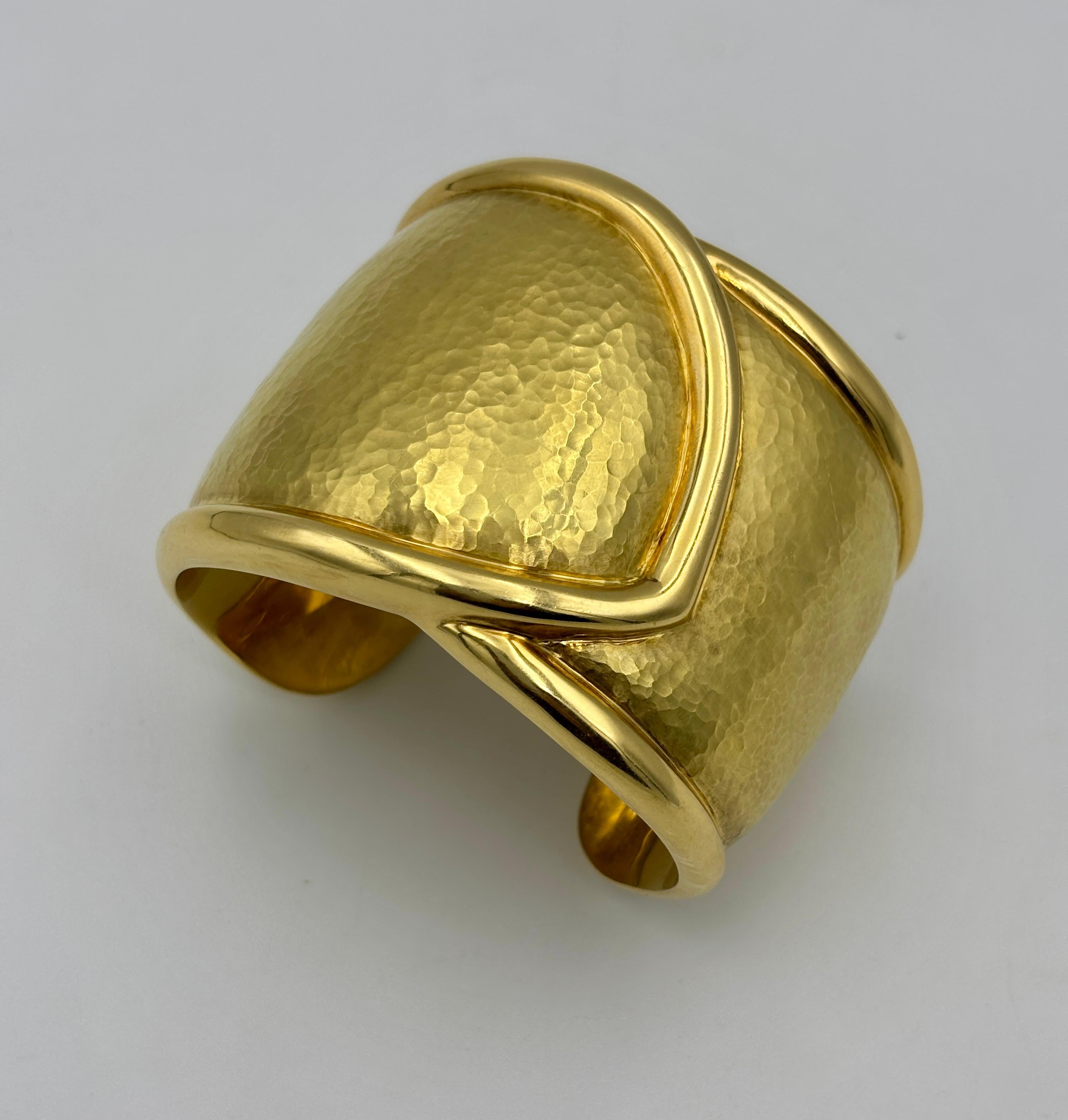 Contemporary 1980s 18k hammered gold cuff bangle For Sale
