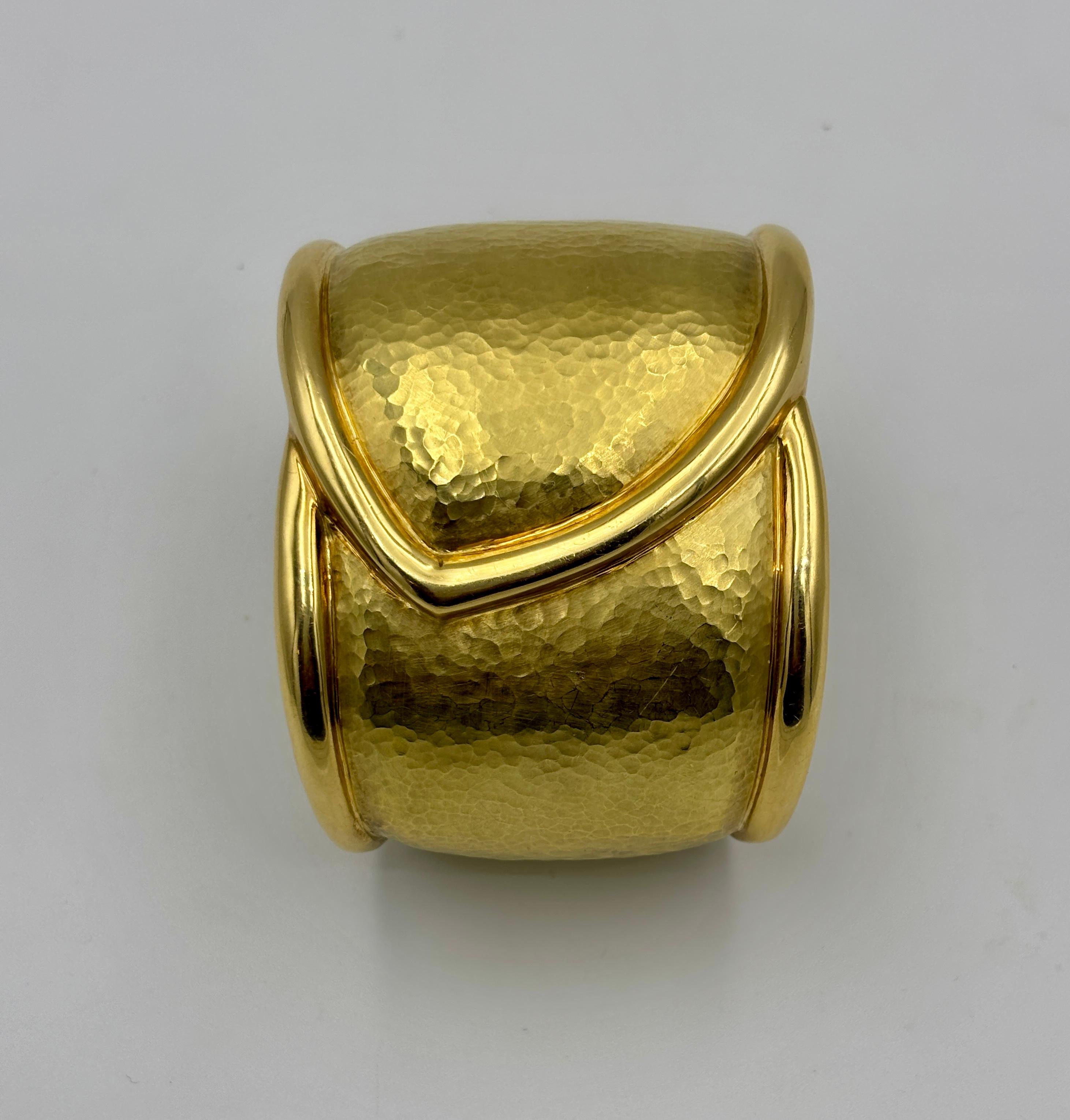 1980s 18k hammered gold cuff bangle In Good Condition For Sale In London, GB