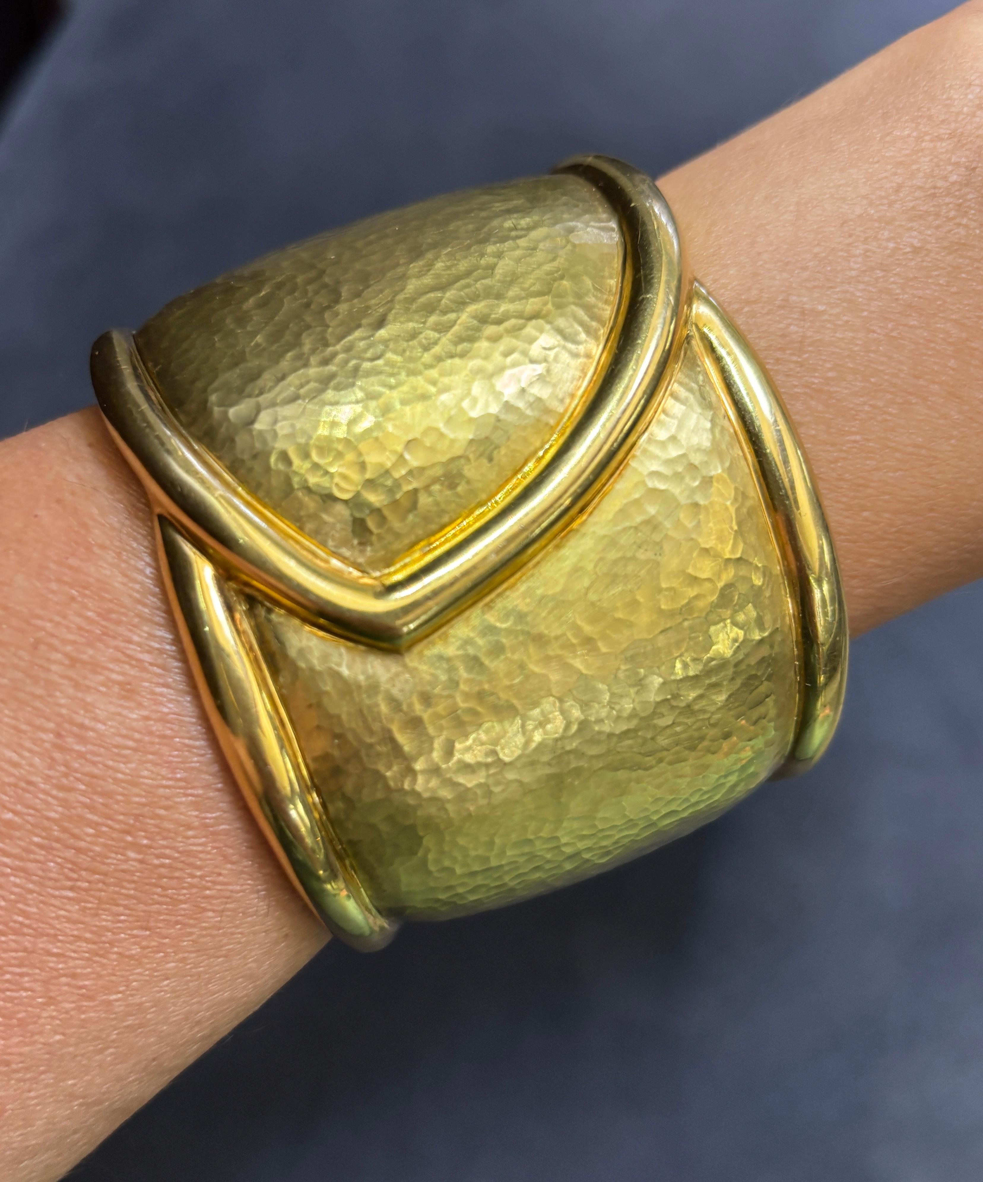 1980s 18k hammered gold cuff bangle For Sale 1