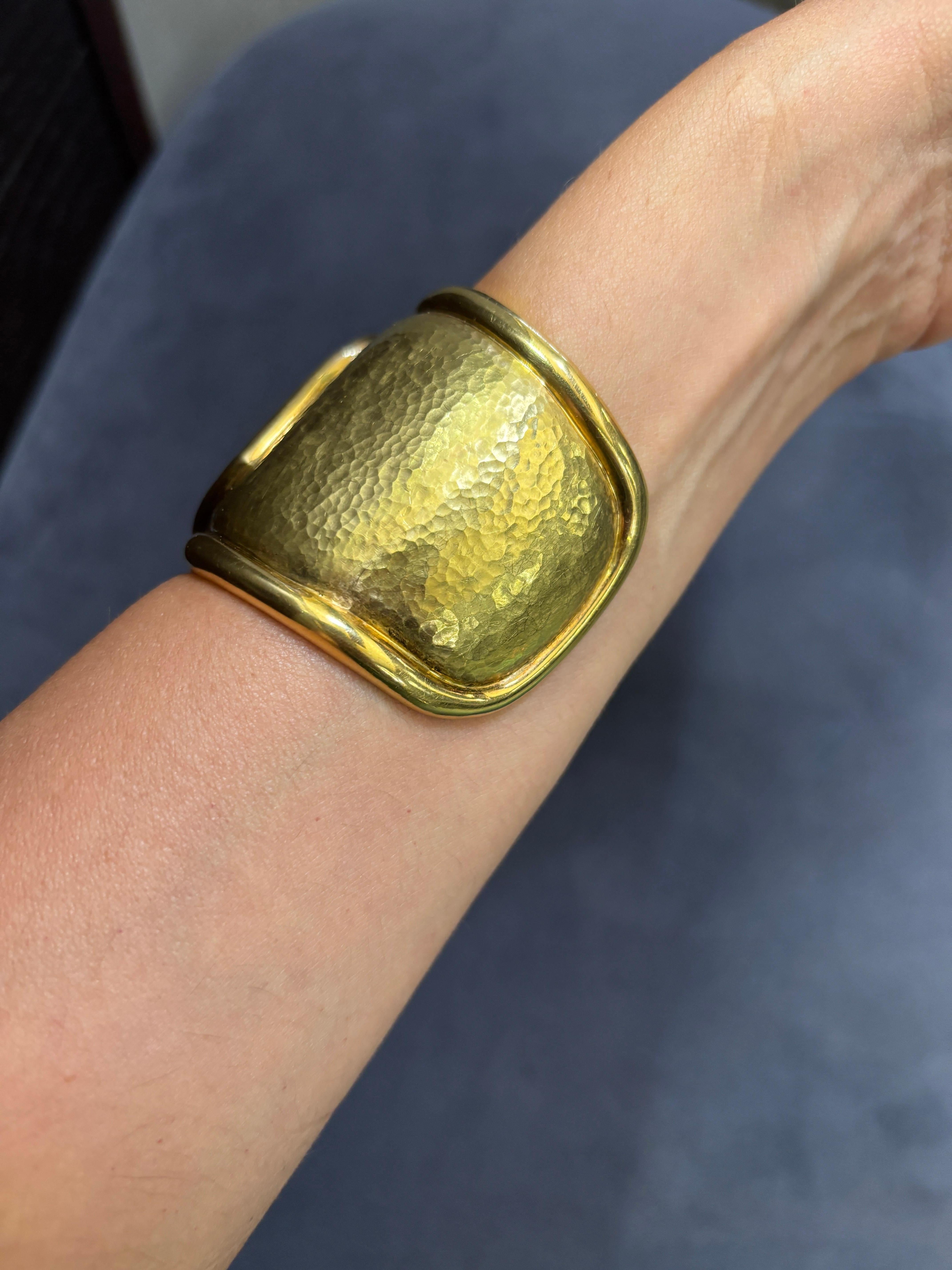 1980s 18k hammered gold cuff bangle For Sale 2
