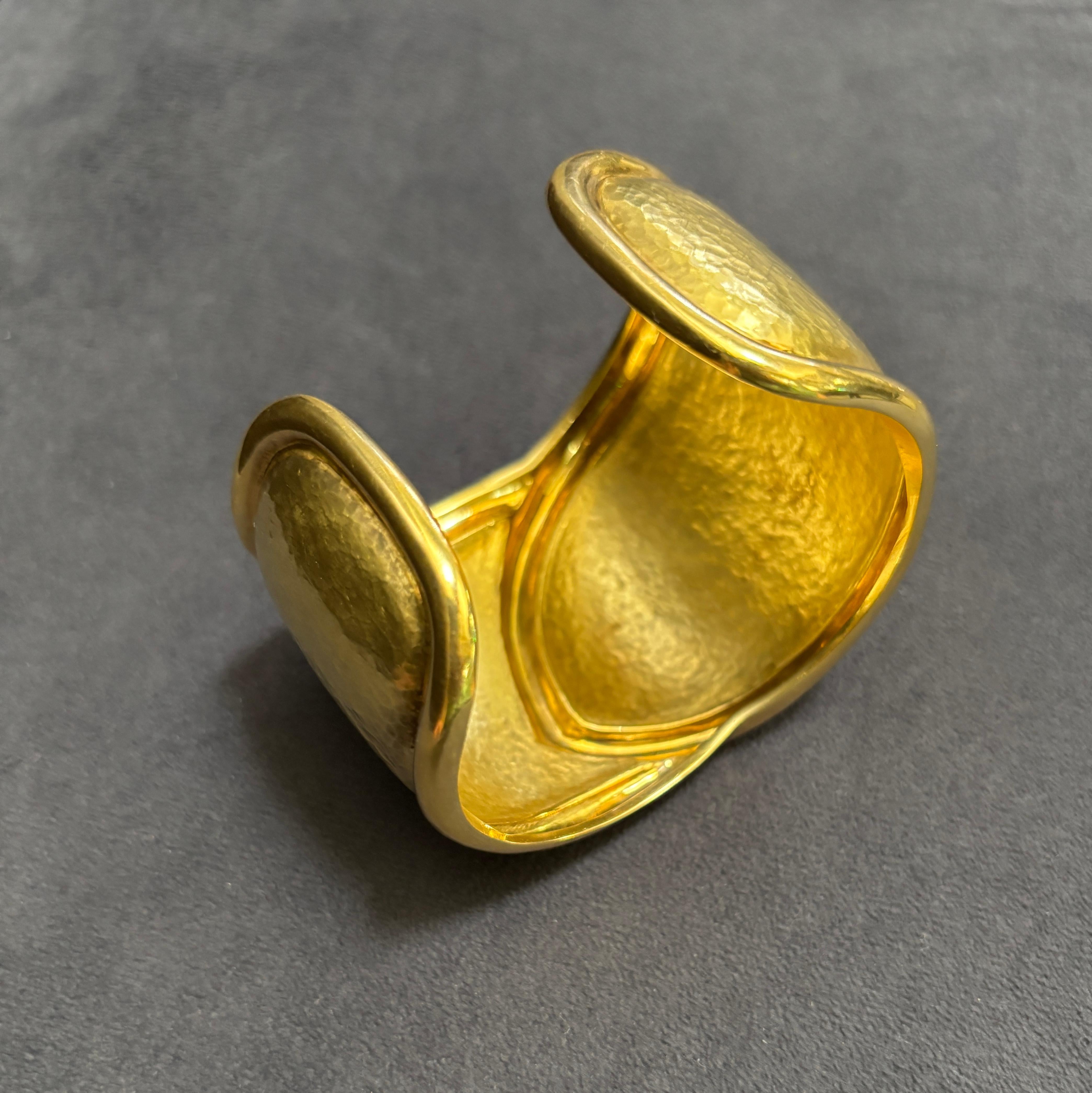 1980s 18k hammered gold cuff bangle For Sale 4
