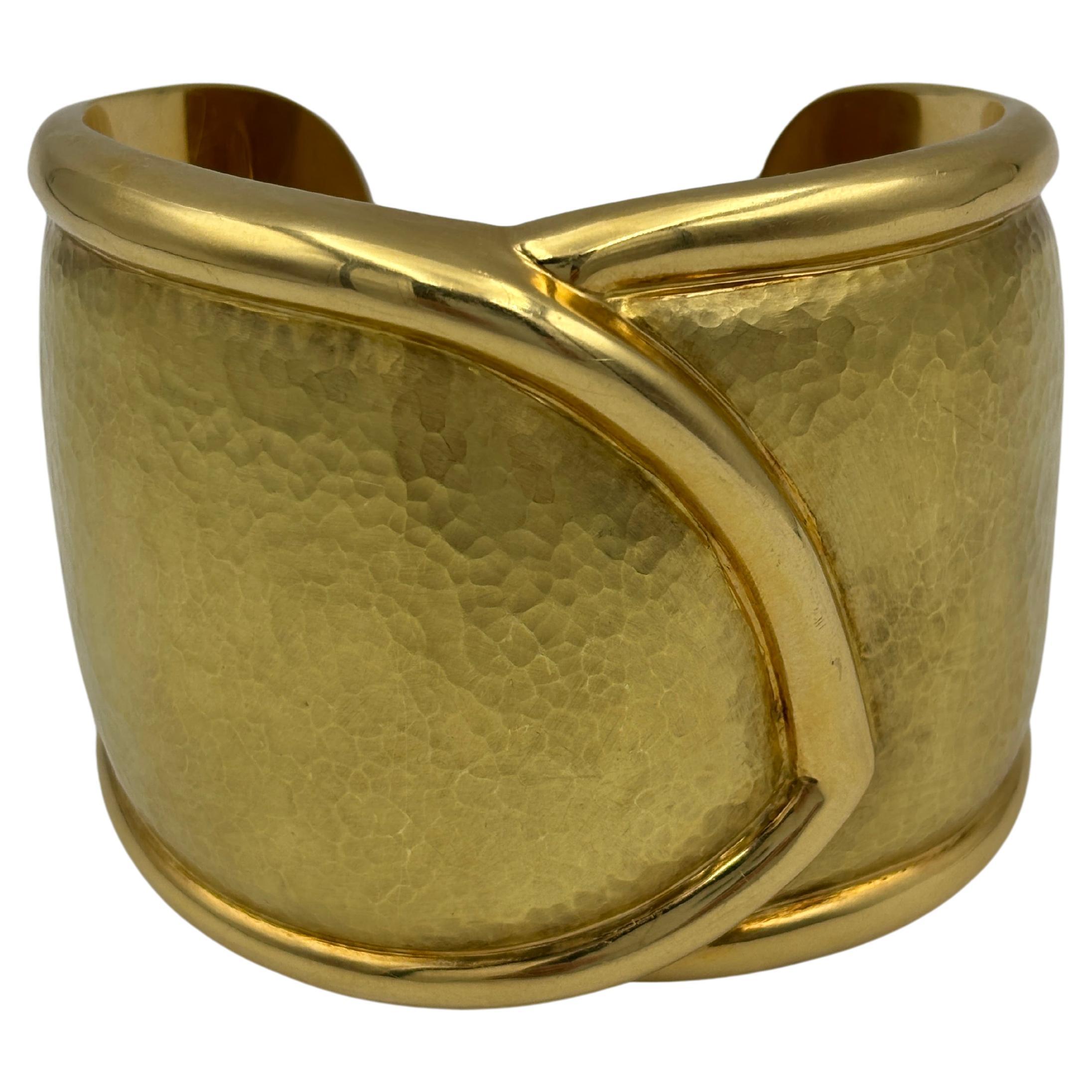 1980s 18k hammered gold cuff bangle For Sale