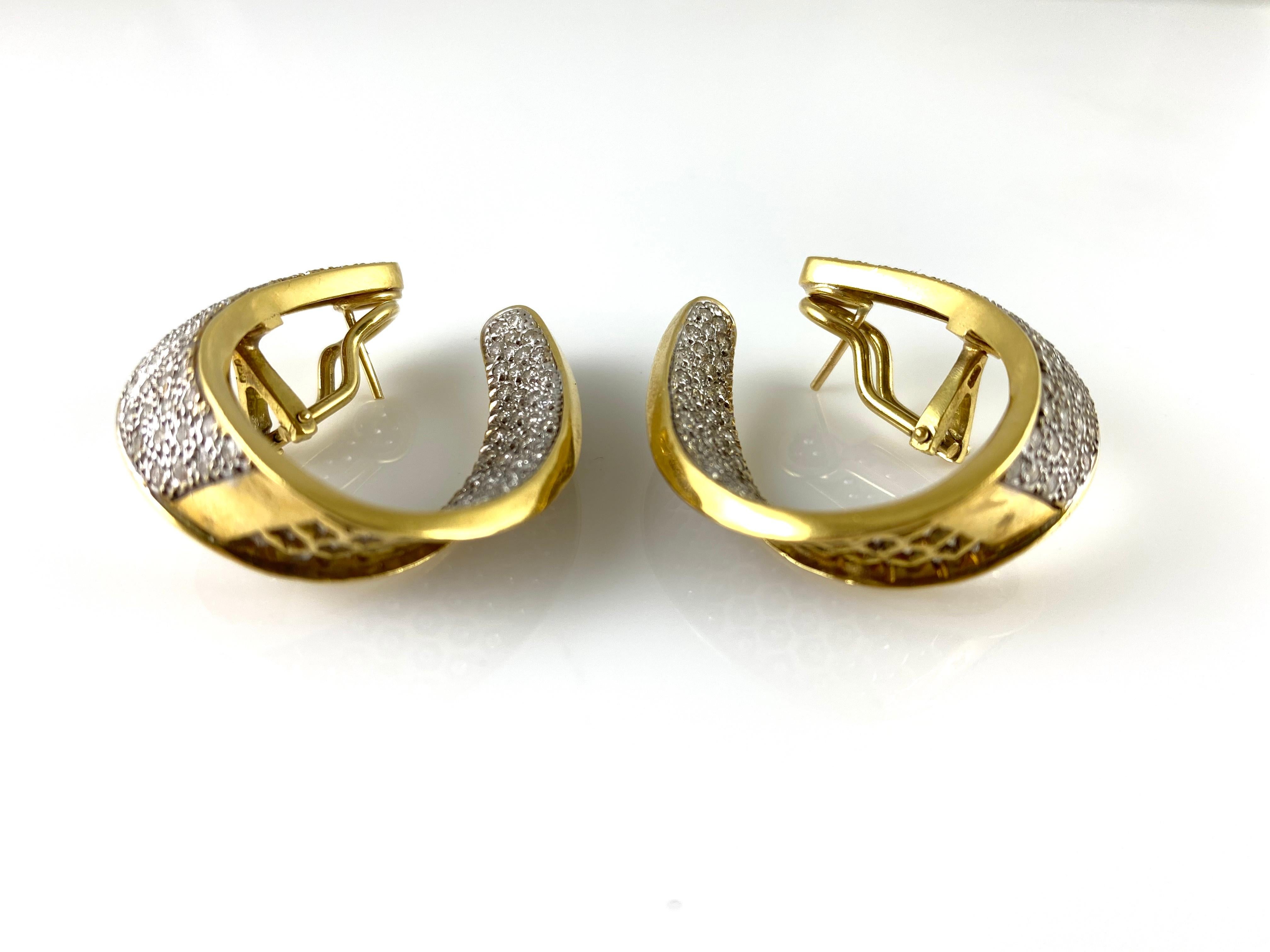 Der Ohrring ist fein in 18k Gelbgold mit Diamanten mit einem Gesamtgewicht von etwa 5,00 Karat gefertigt.
Circa 1980.