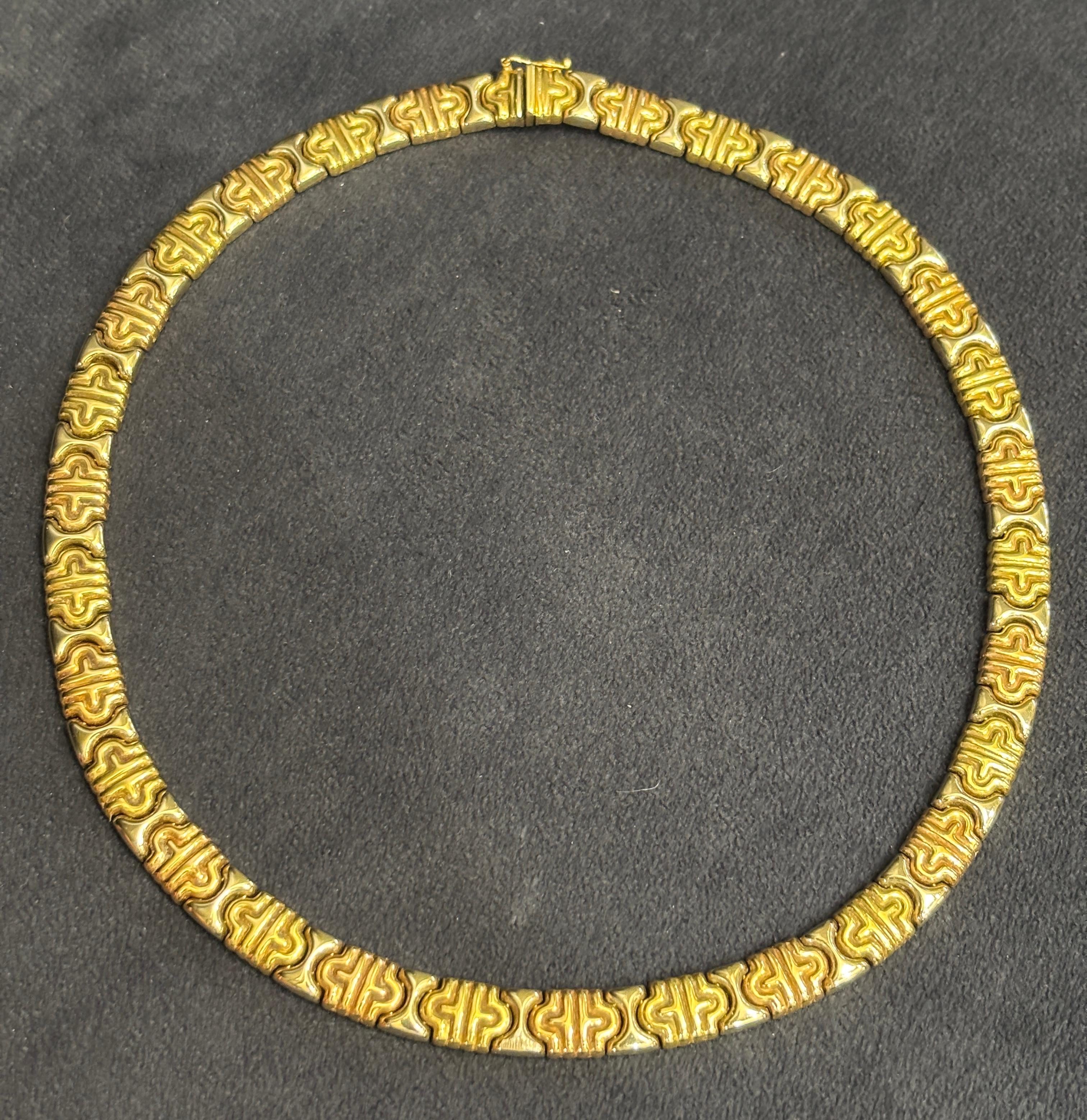 Questa bellissima collana girocollo è realizzata in oro giallo, bianco e rosa. È una collana morbida che si adatta comodamente alle clavicole. Non vorrai più toglierlo.