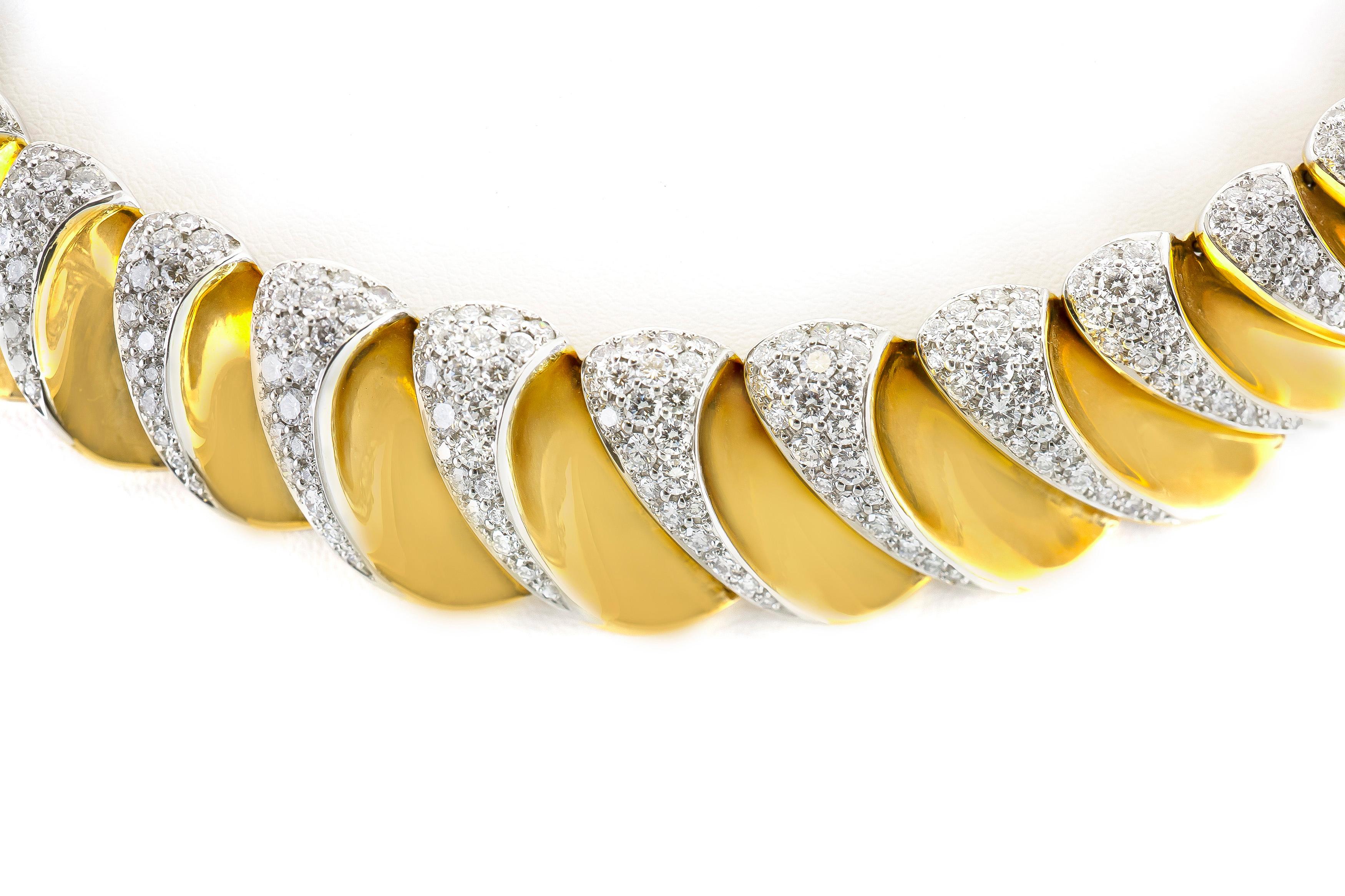 Die Halskette ist fein in 18 Karat Gelbgold mit Diamanten auf der Vorderseite mit einem Gesamtgewicht von etwa 15,00 Karat gefertigt. 
Die Halskette wiegt ungefähr insgesamt 127 Gramm.
