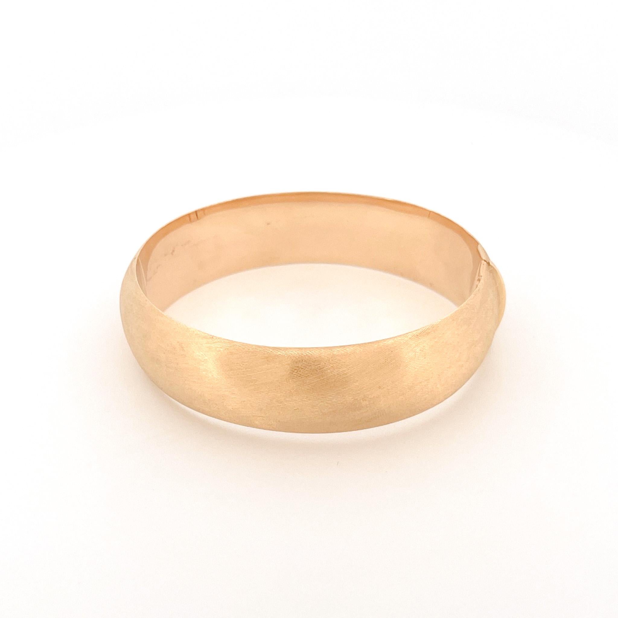 1980s 18k Yellow Gold Florentine Finish Thick Bangle In Excellent Condition In Dallas, TX